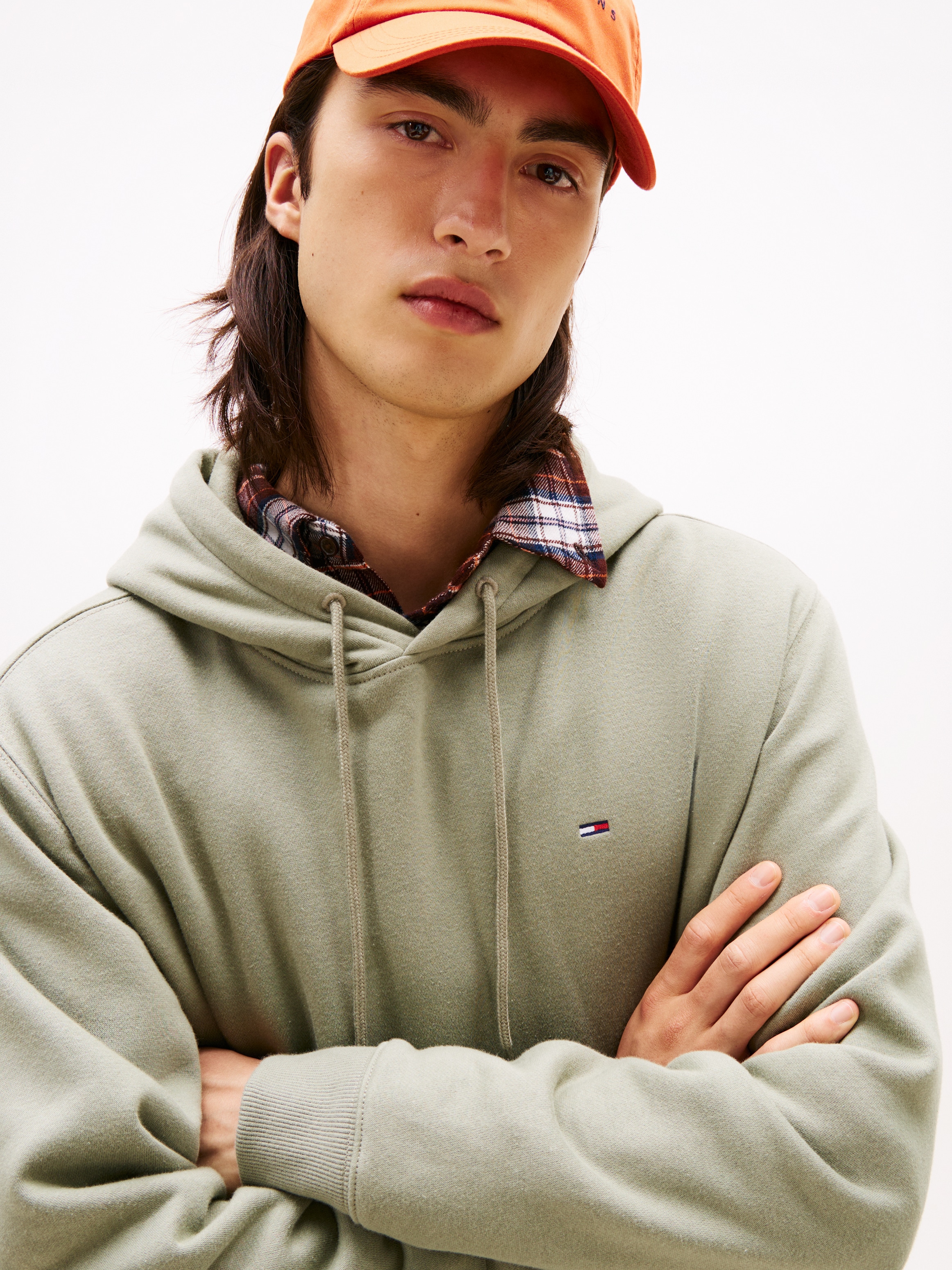 Tommy Jeans Sweatshirt »TJM REG S FLAG HOODIE«, mit bestickten Markenlogo auf Brusthöhe