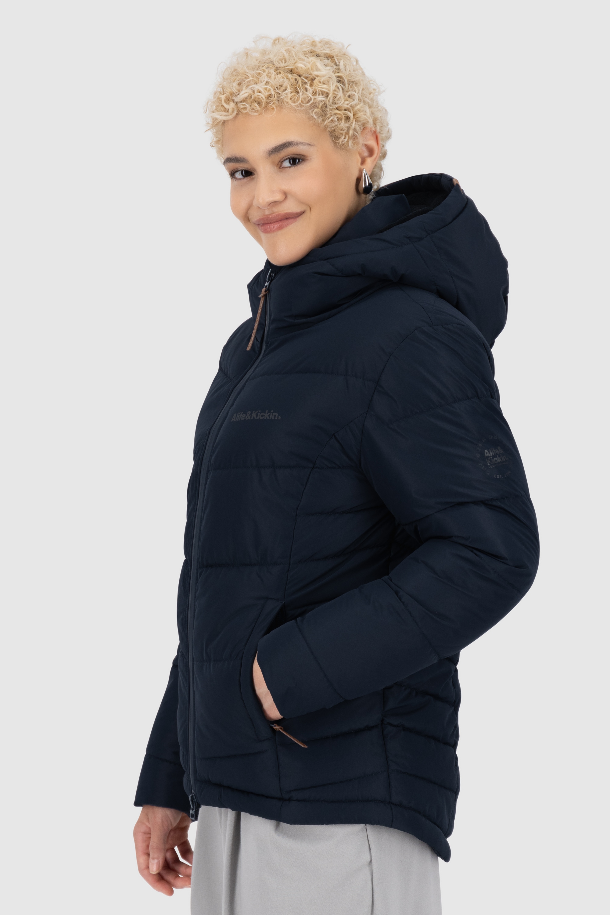 Alife & Kickin Winterjacke »Damen JuanaAK«, mit Kapuze, Kurze warme Jacke mit gefütterter Kapuze, in schmaler Passform