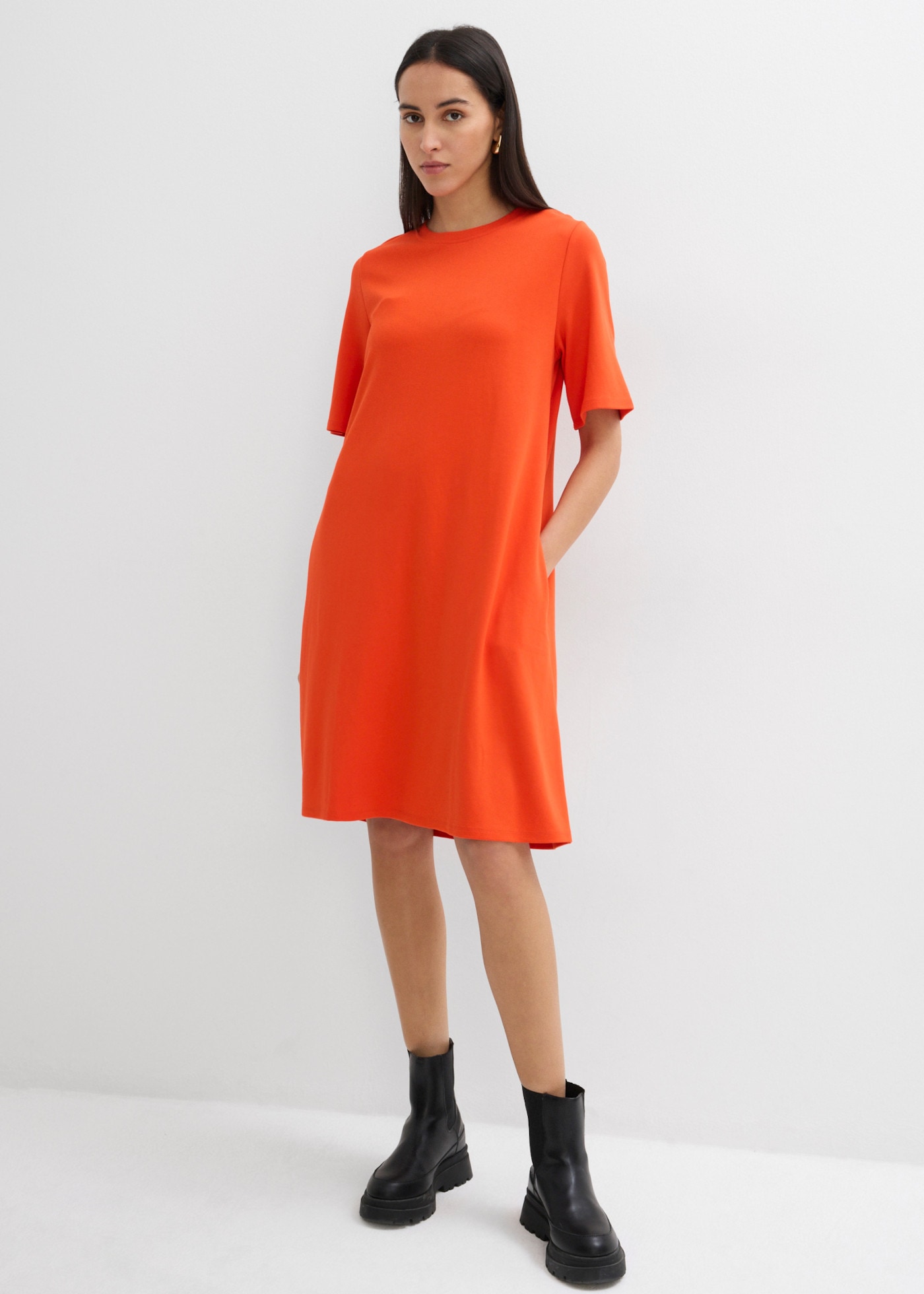 bonprix Shirtkleid lässige Passform, A-Linie, Kurzarm-Design, aus Viskose, ohne Kragen