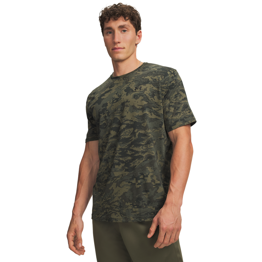 Under Armour T-Shirt "UA ABC CAMO SS" sportlicher Stil, aus Baumwolle und Polyester, mit kurzen Ärmeln