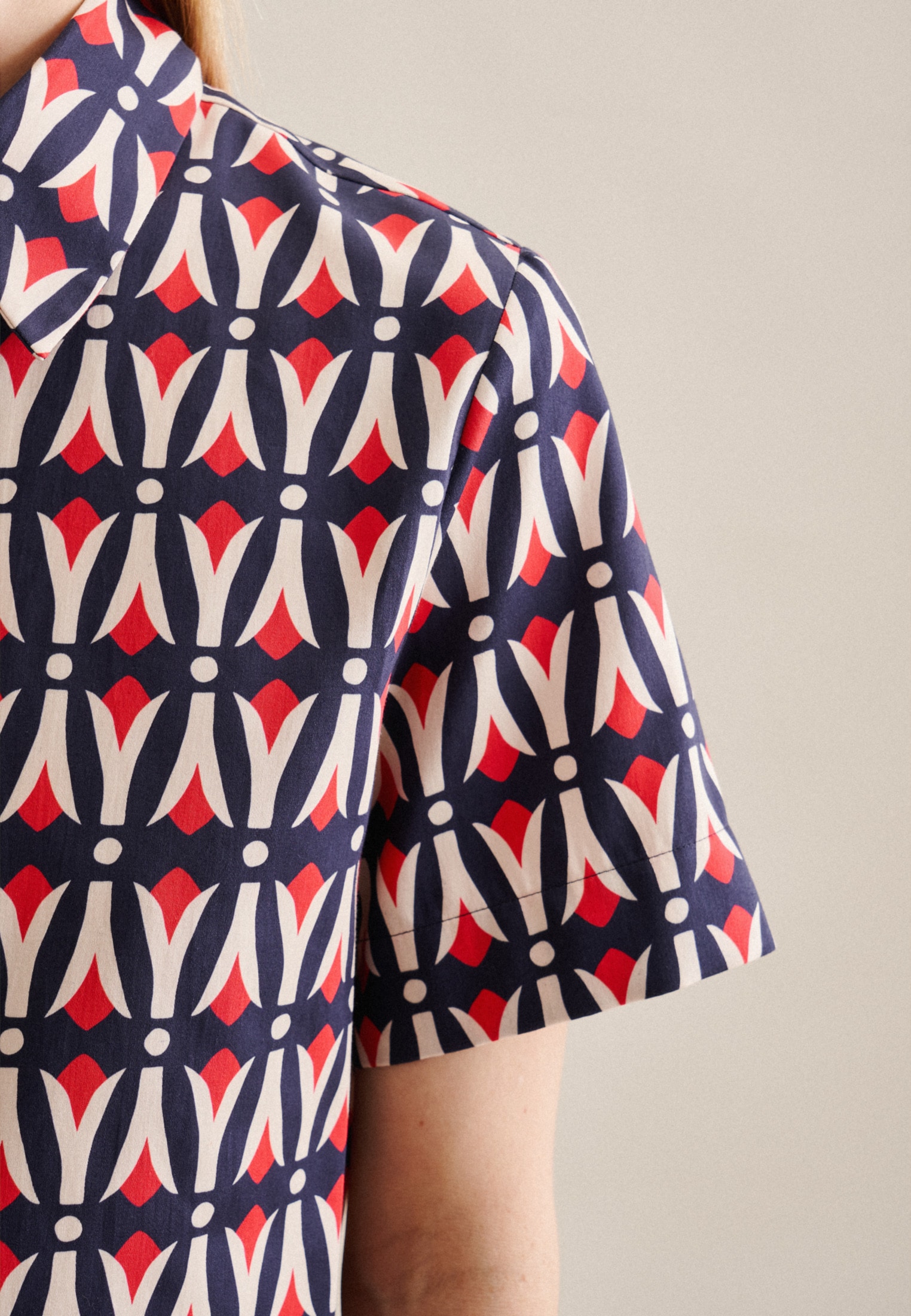 seidensticker Hemdbluse »Schwarze Rose«, Kurzarm Kragen Geometrische Muster
