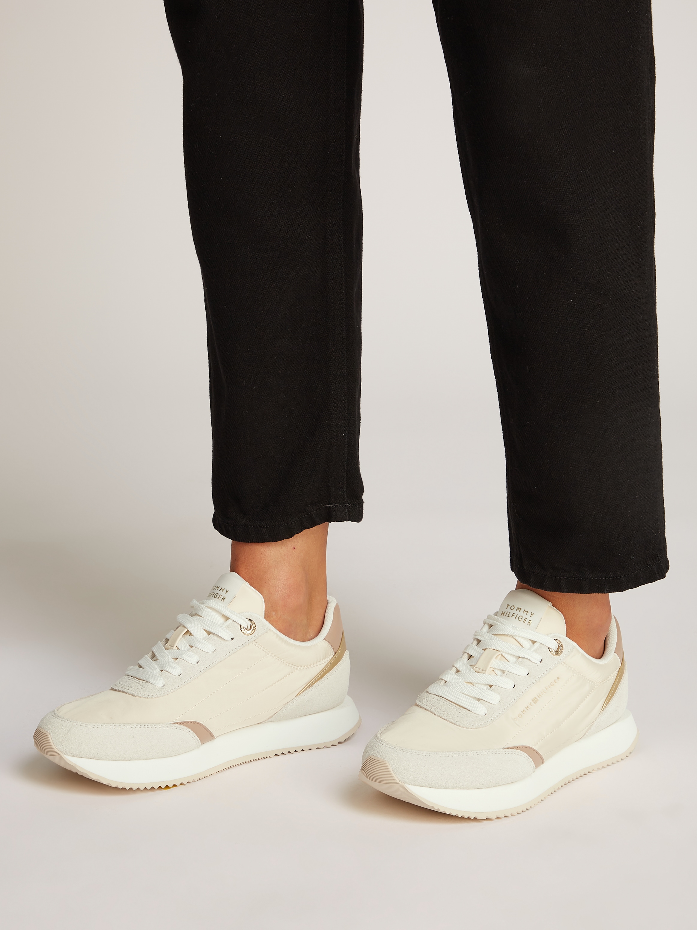 Tommy Hilfiger Plateausneaker »ESSENTIAL RUNNER«, Freizeitschuh, Halbschuh, Schnürschuh mit Kontrastbesätzen