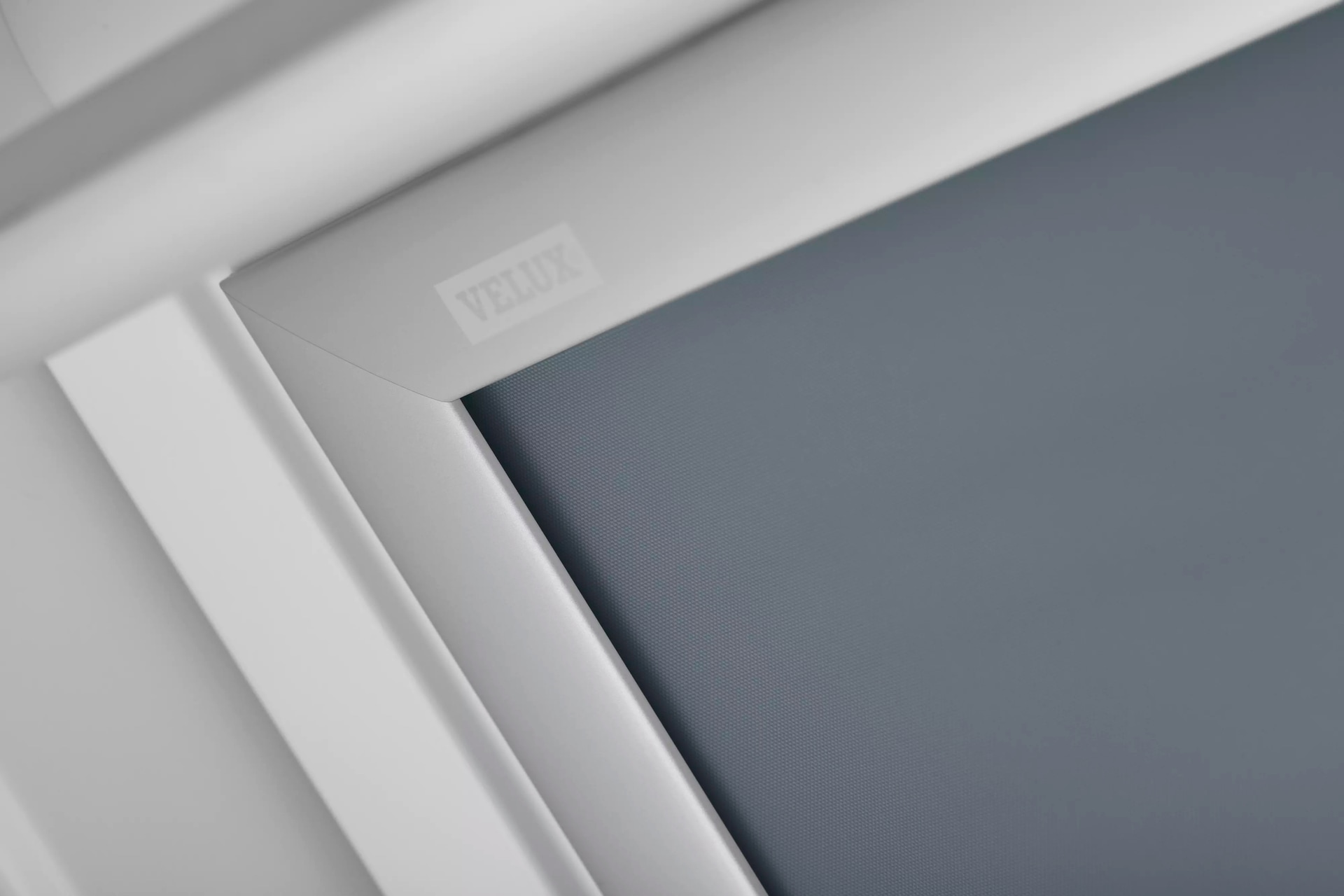 VELUX Verdunklungsrollo »DKL 4581S, Farbe: blaugrau«, verdunkelnd, ohne Bohren, in Führungsschienen, alufarbene Führungsschienen & Griffleiste