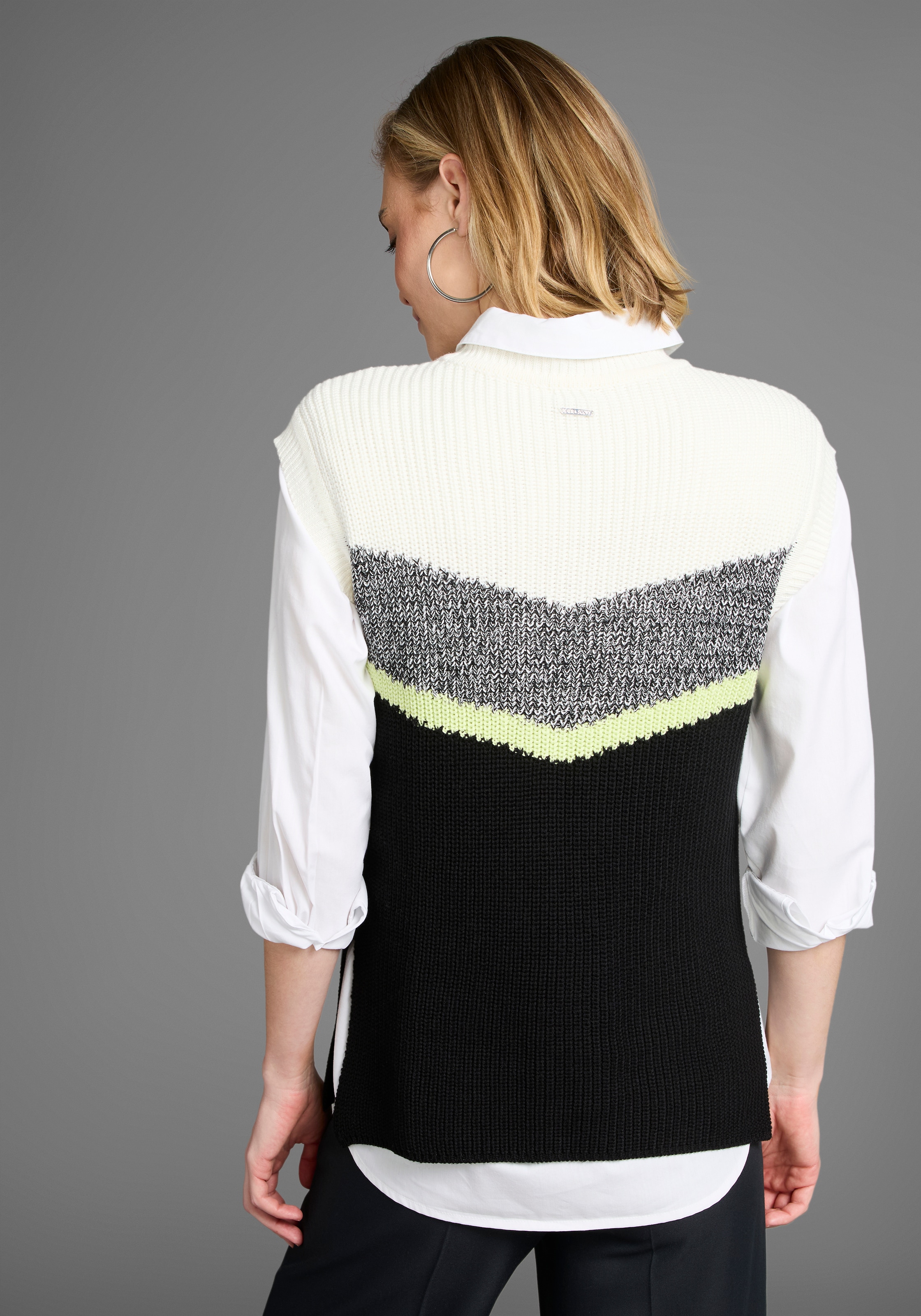 Laura Scott Pullunder, mit mehrfarbigen Streifendesign