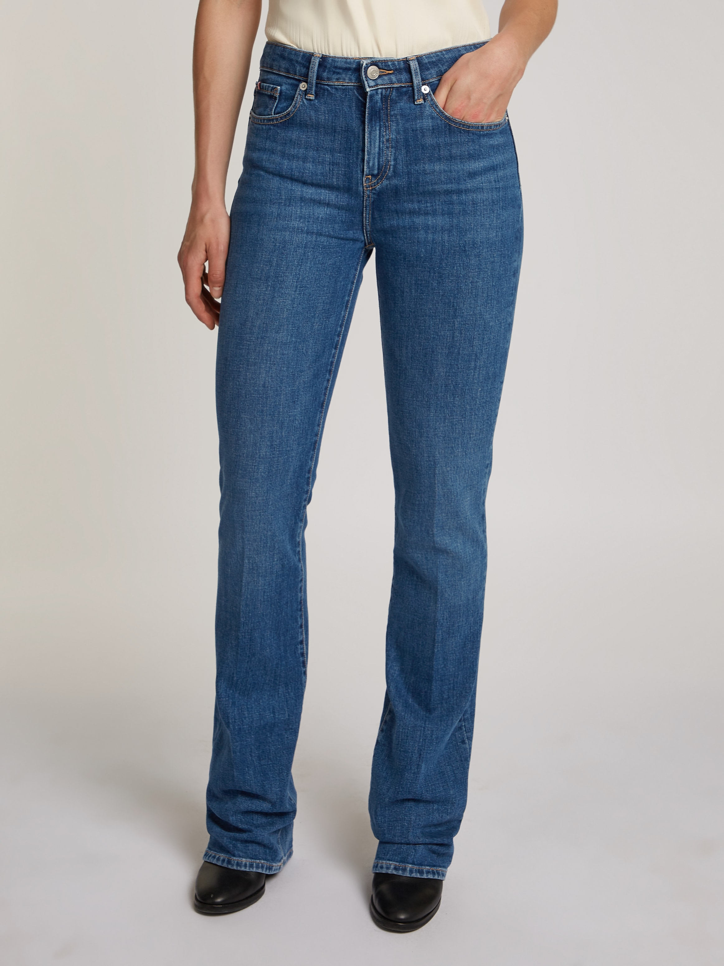 TOMMY HILFIGER Bootcut-Jeans »Bootcut Regular Waist«, mittlere normale Leibhöhe, mit Bügelfalten, mit...