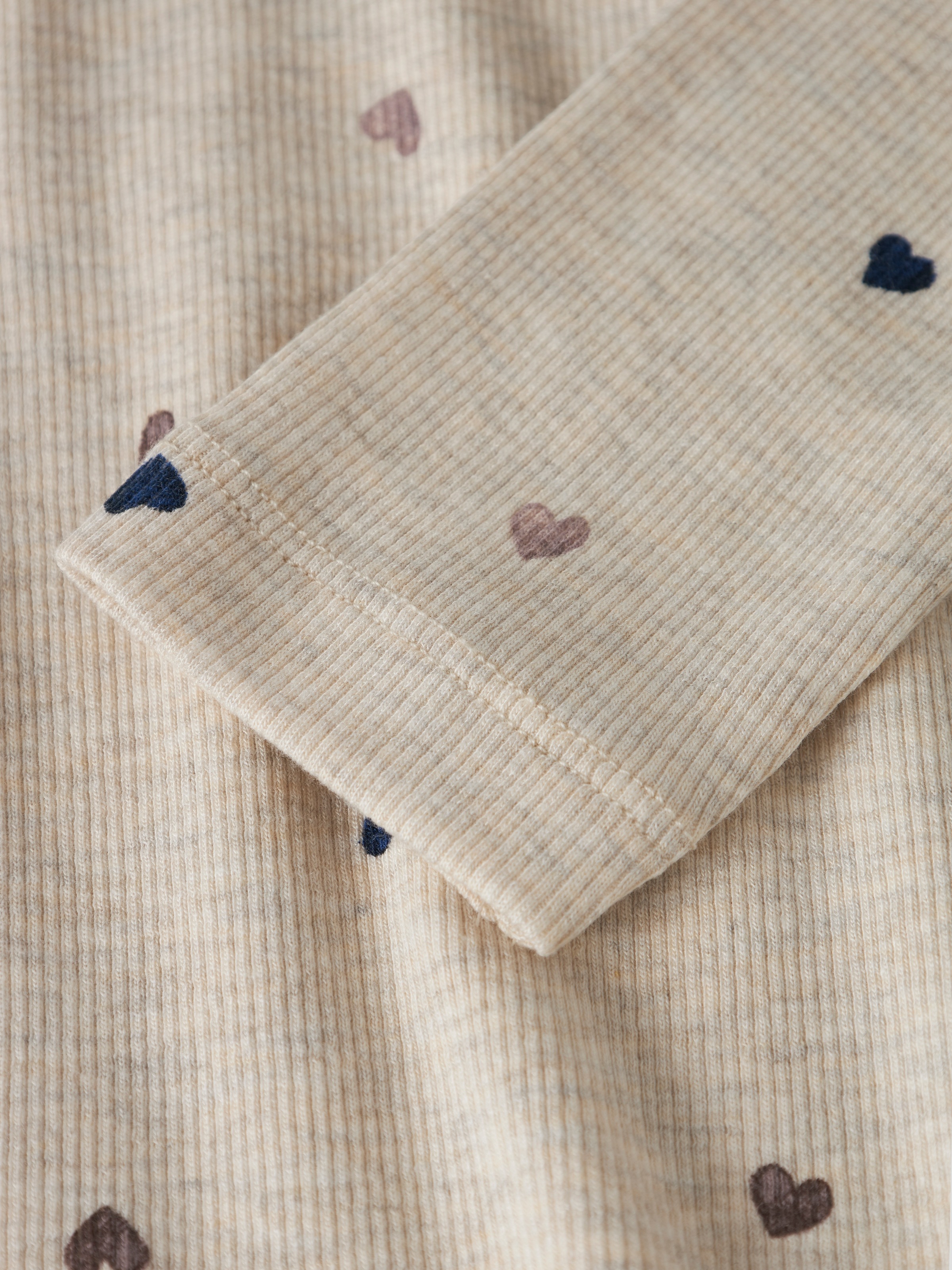 Thumbnail - Name It Langarmshirt "NMFNUTTI LS TOP NOOS" mit tollem Herzchen-Alloverprint