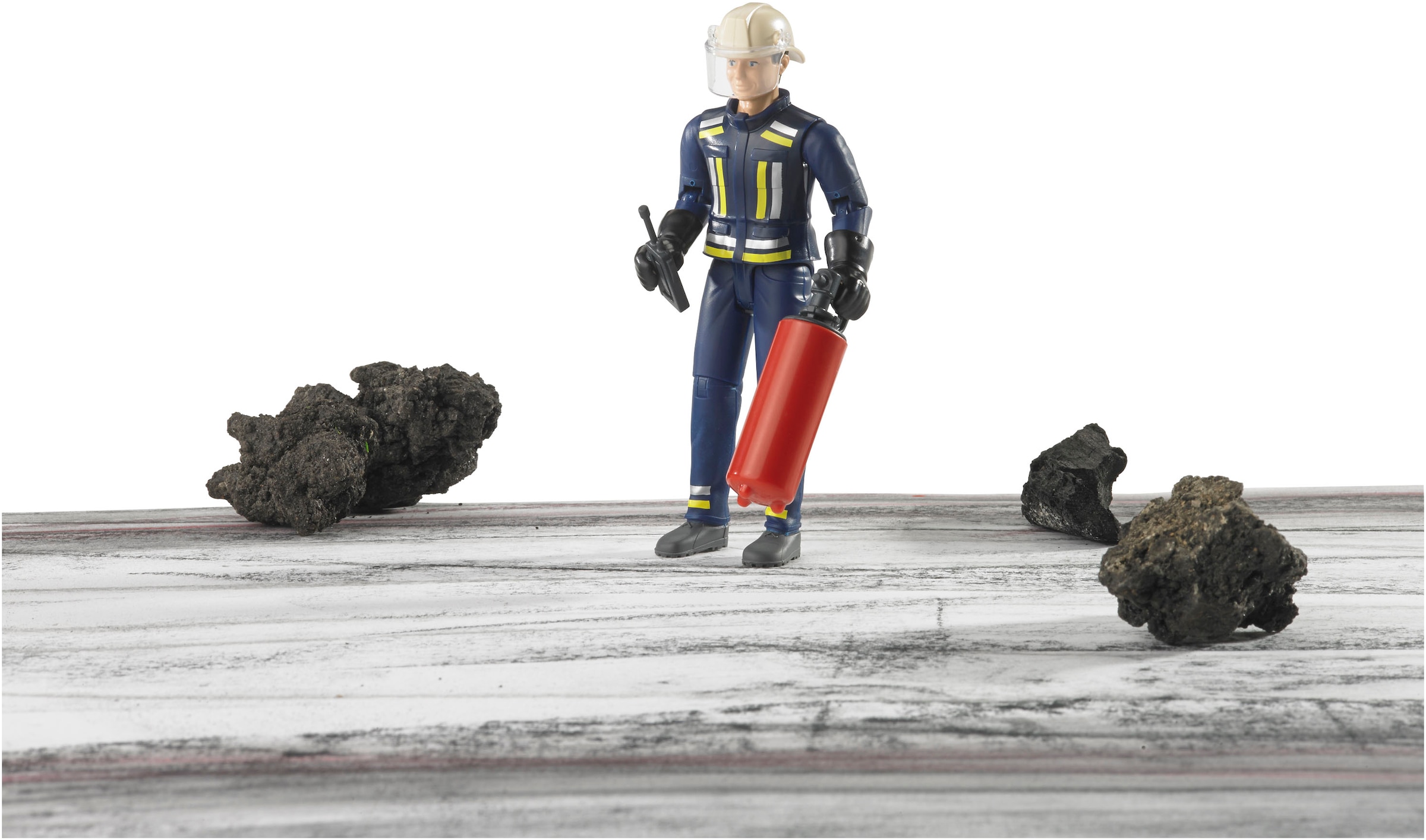 Bruder® Spielfigur »bworld, Feuerwehrmann mit Zubehör«, Made in Europe