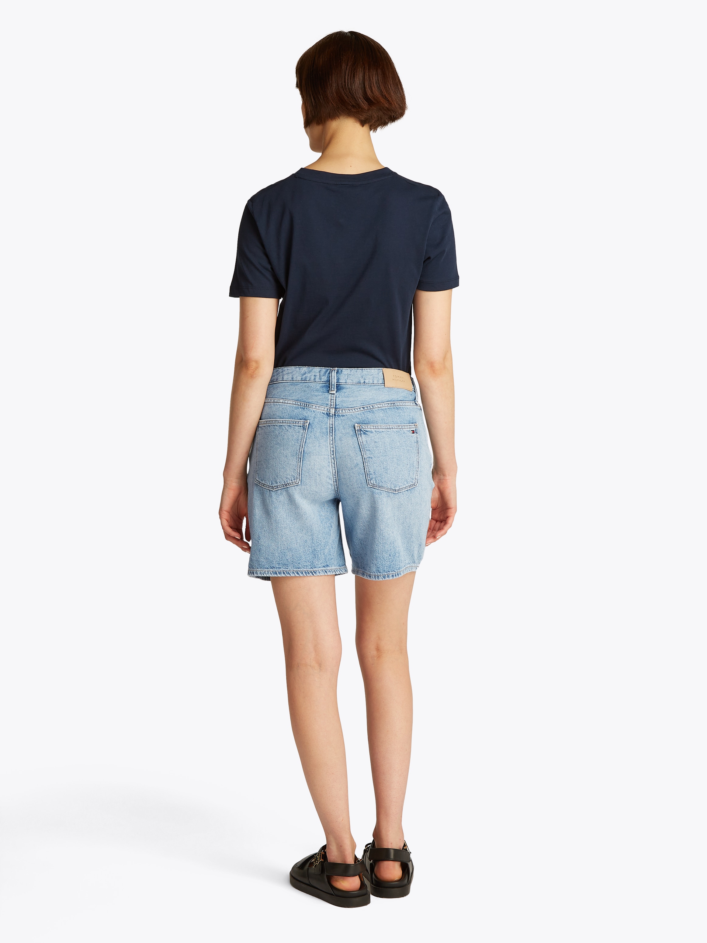 Tommy Hilfiger Shorts »DNM STRAIGHT SHORT RW SIA«, mit leichter Waschung, Logo-Bage