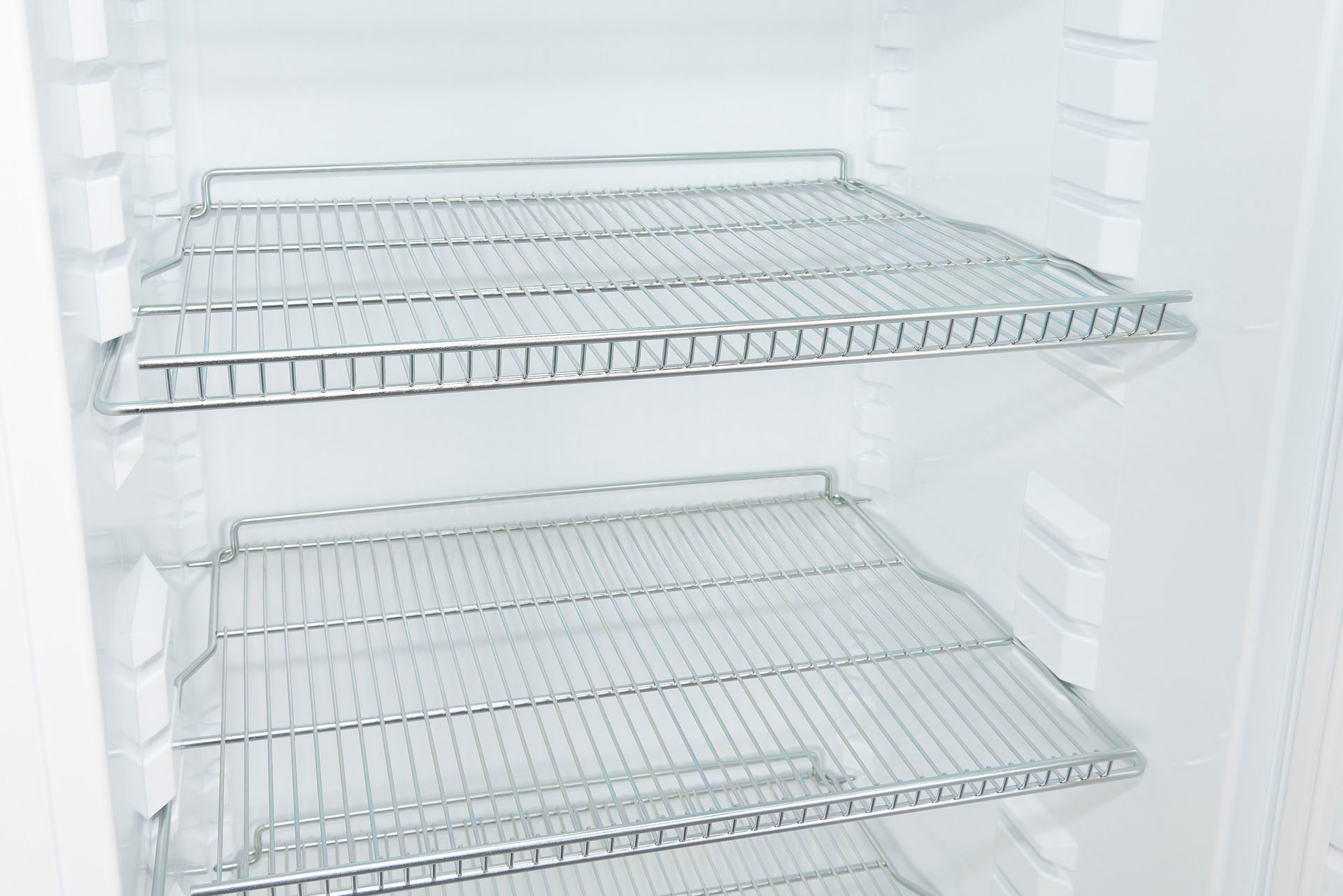 exquisit Getränkekühlschrank »GKS31-V-H-280F weiss«, 296 L Volumen, LED