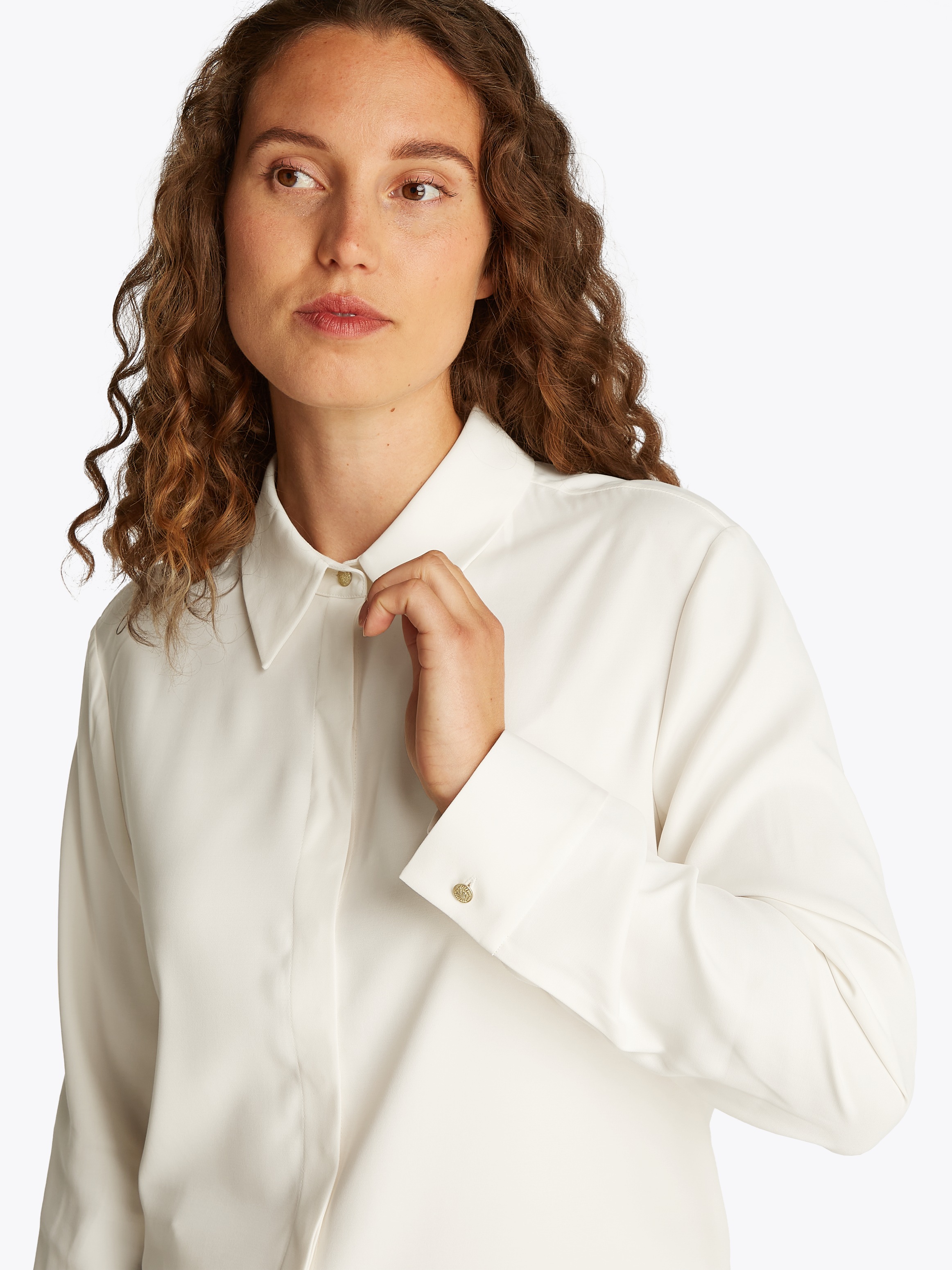 Tommy Hilfiger Hemdbluse »SOFT VISCOSE REGULAR LS SHIRT«, in Unifarbe, mit Metalllabel