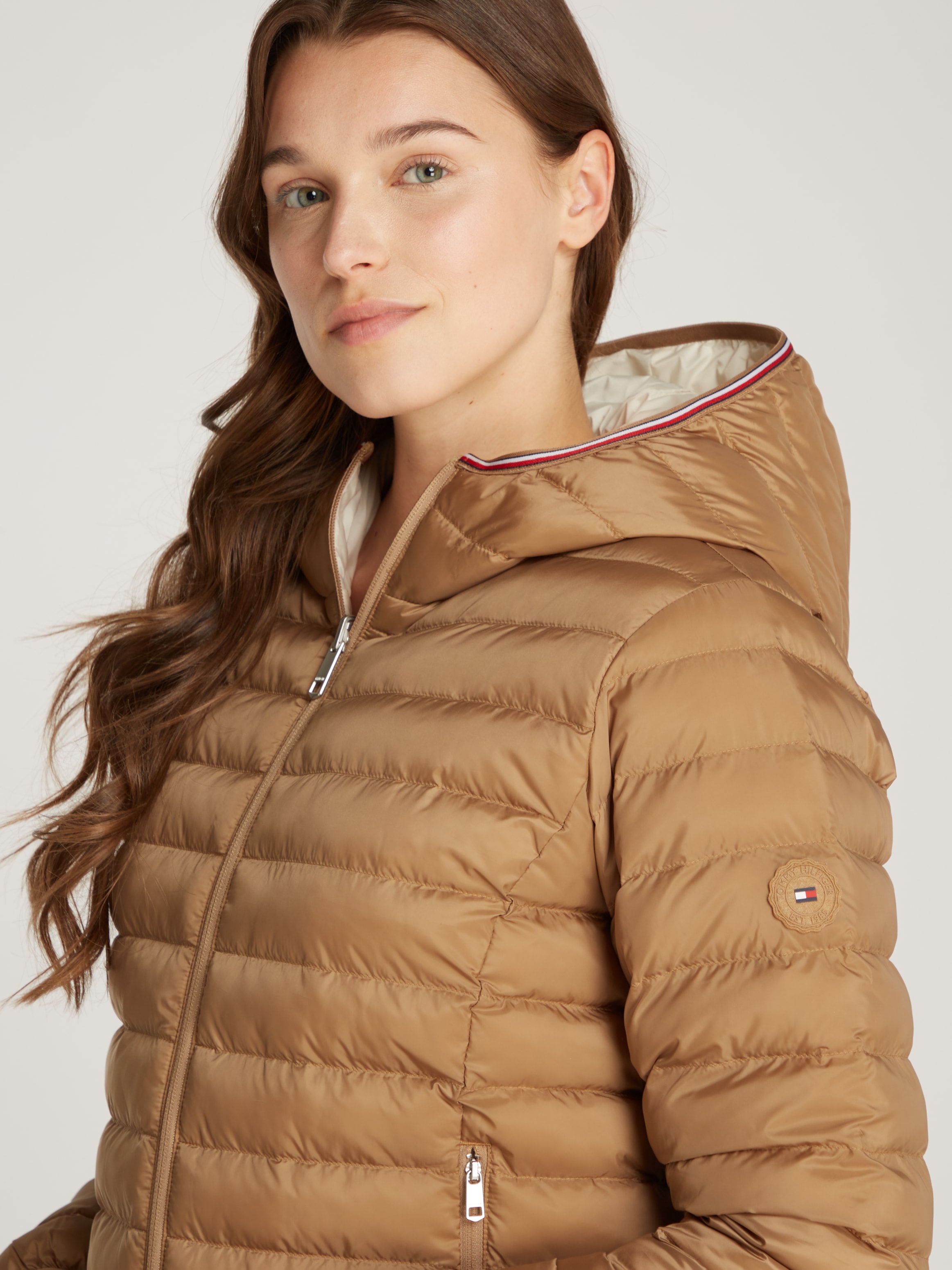 Tommy Hilfiger Steppjacke »REVERSIBLE LW PADDED JACKET«, mit Kapuze, mit reversible Tragemöglichkeit, leichte Wattierung, Logo-Patch