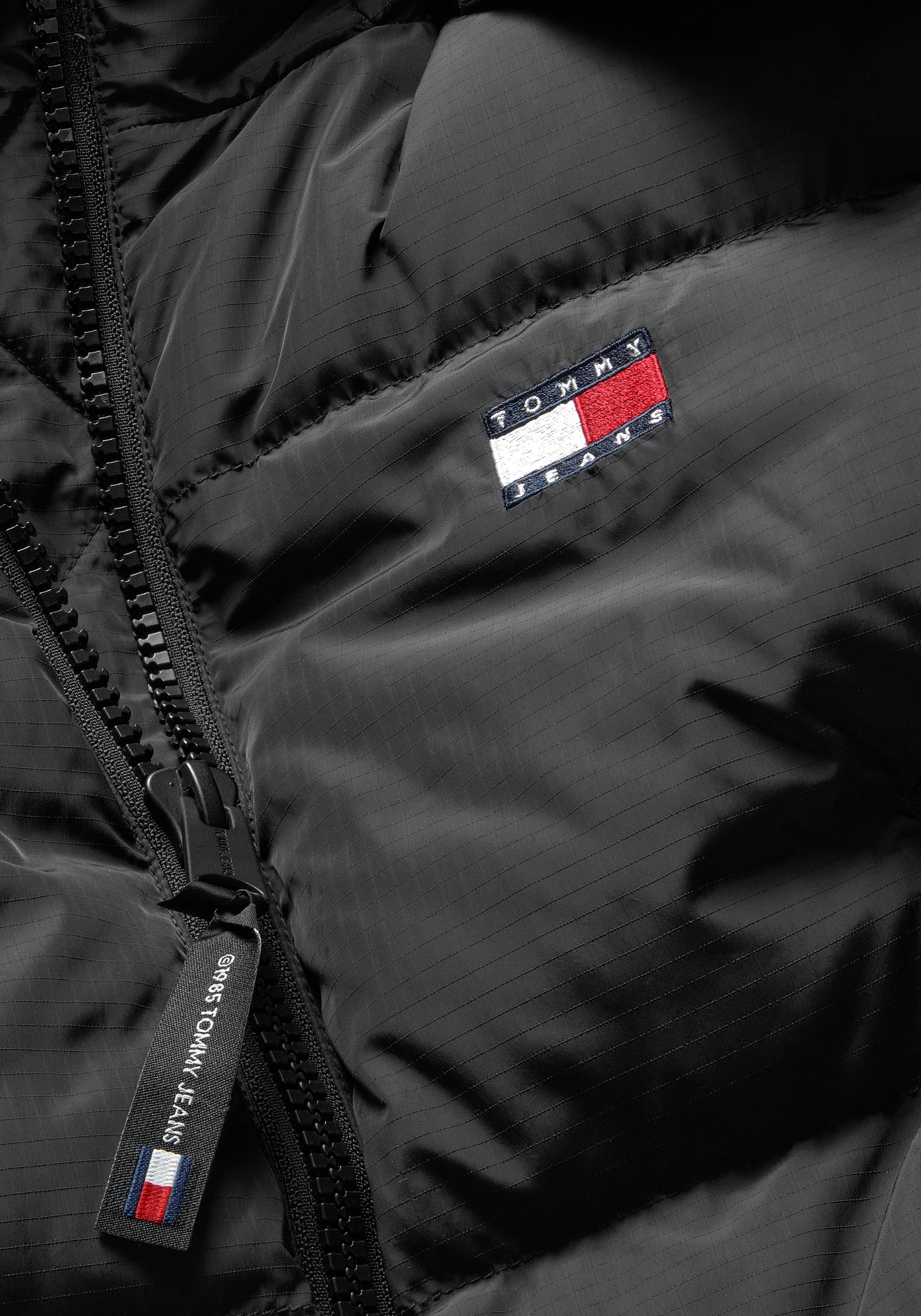 Tommy Jeans Steppweste »TJW CRP ALASKA PUFFER VEST«, in modischer Cropped Form, Puffer