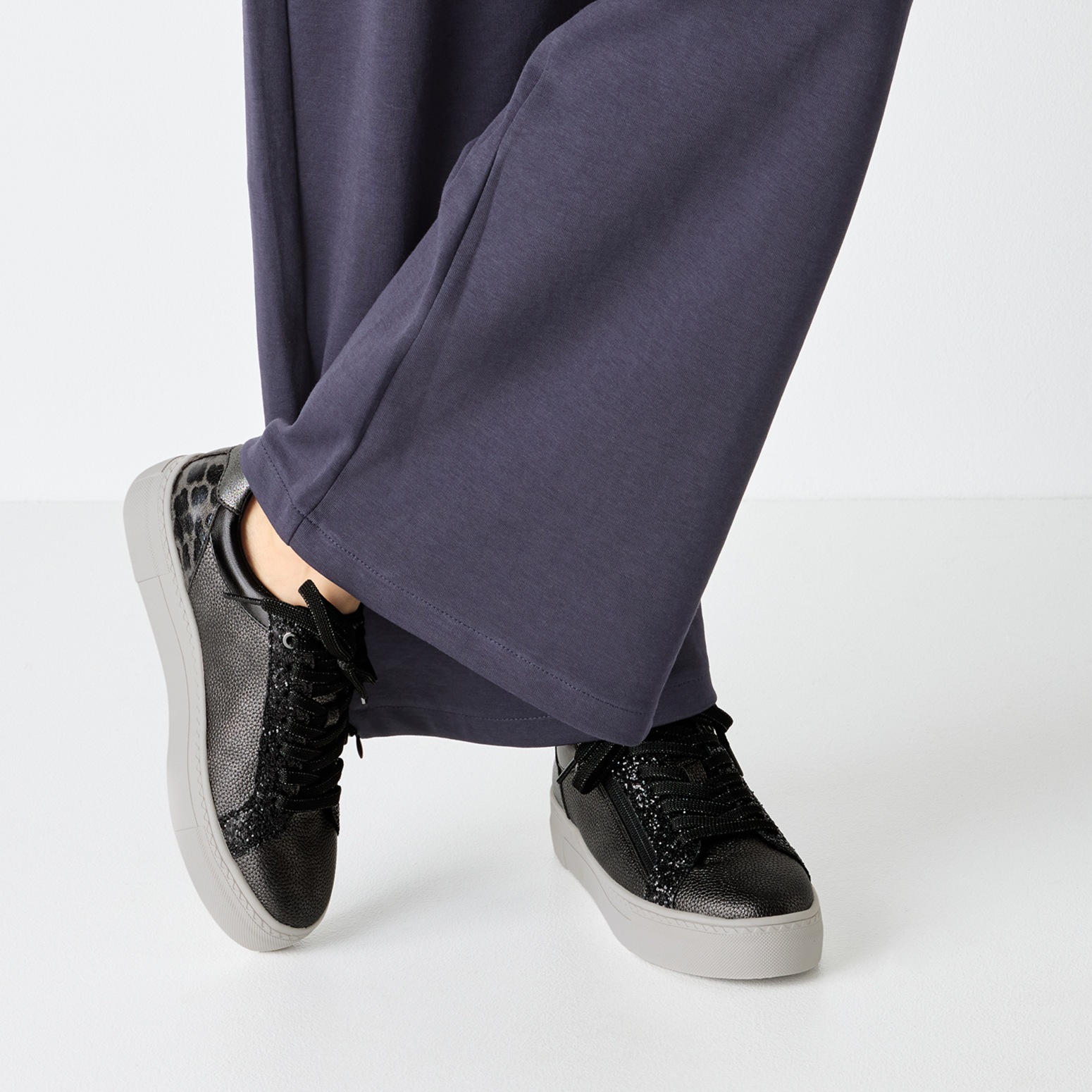 Tamaris Plateausneaker, Freizeitschuh, Halbschuh, Schnürer mit Besätzen und Glitzerdetails