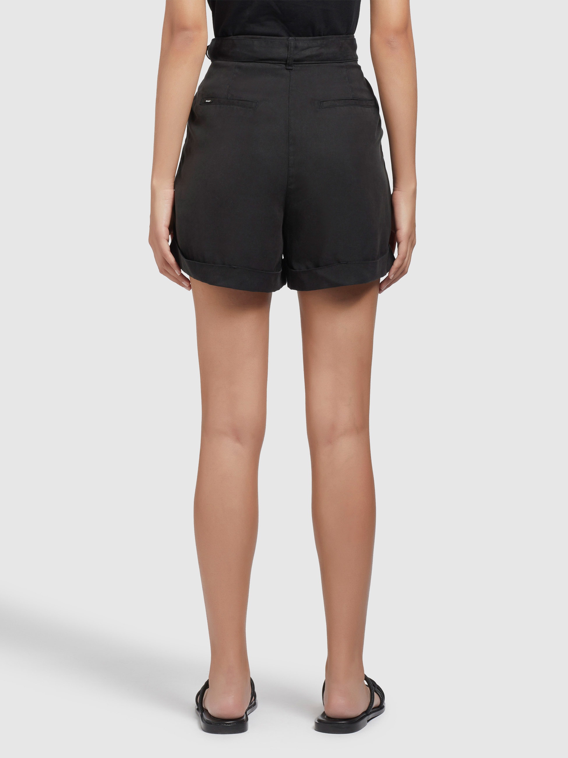 khujo Shorts »ELIDA«, mit umgeschlagenem Saum und Bundfalten