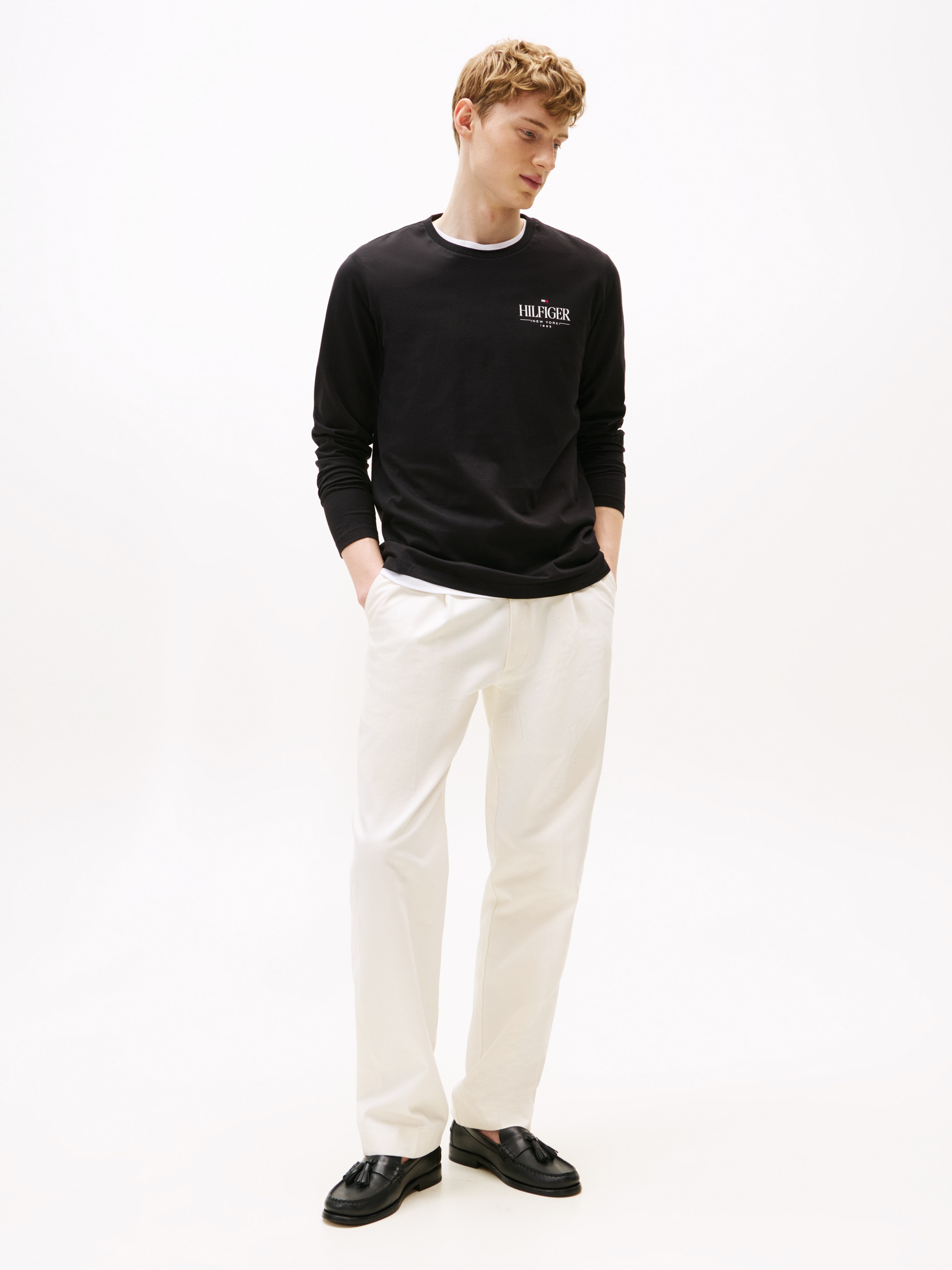 Tommy Hilfiger Longsleeve »HILFIGER STACK LS TEE«, Kontrastfarbener Print auf der Brust