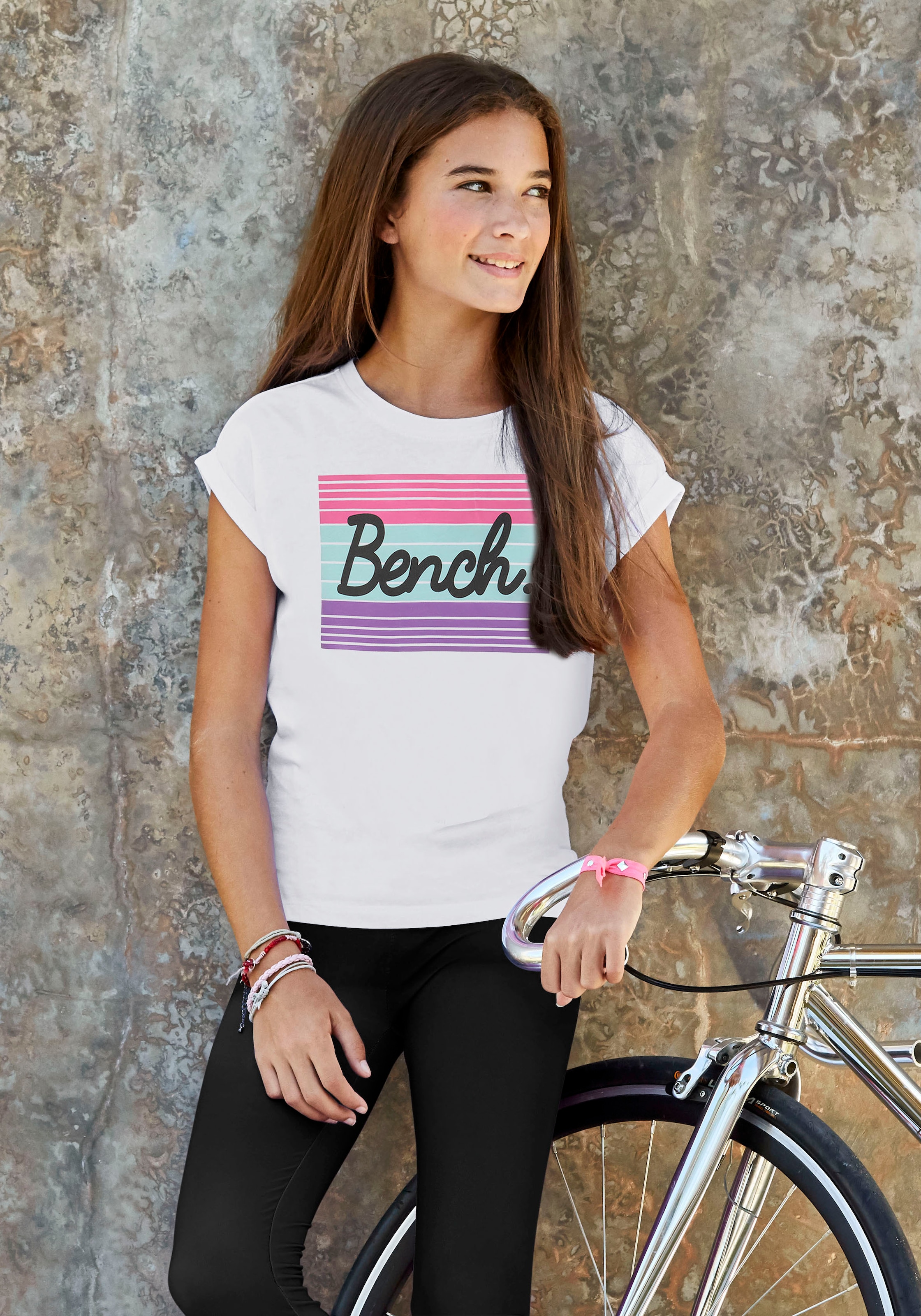 BAUR mit ▷ für T-Shirt, | Bench. großem Logodruck