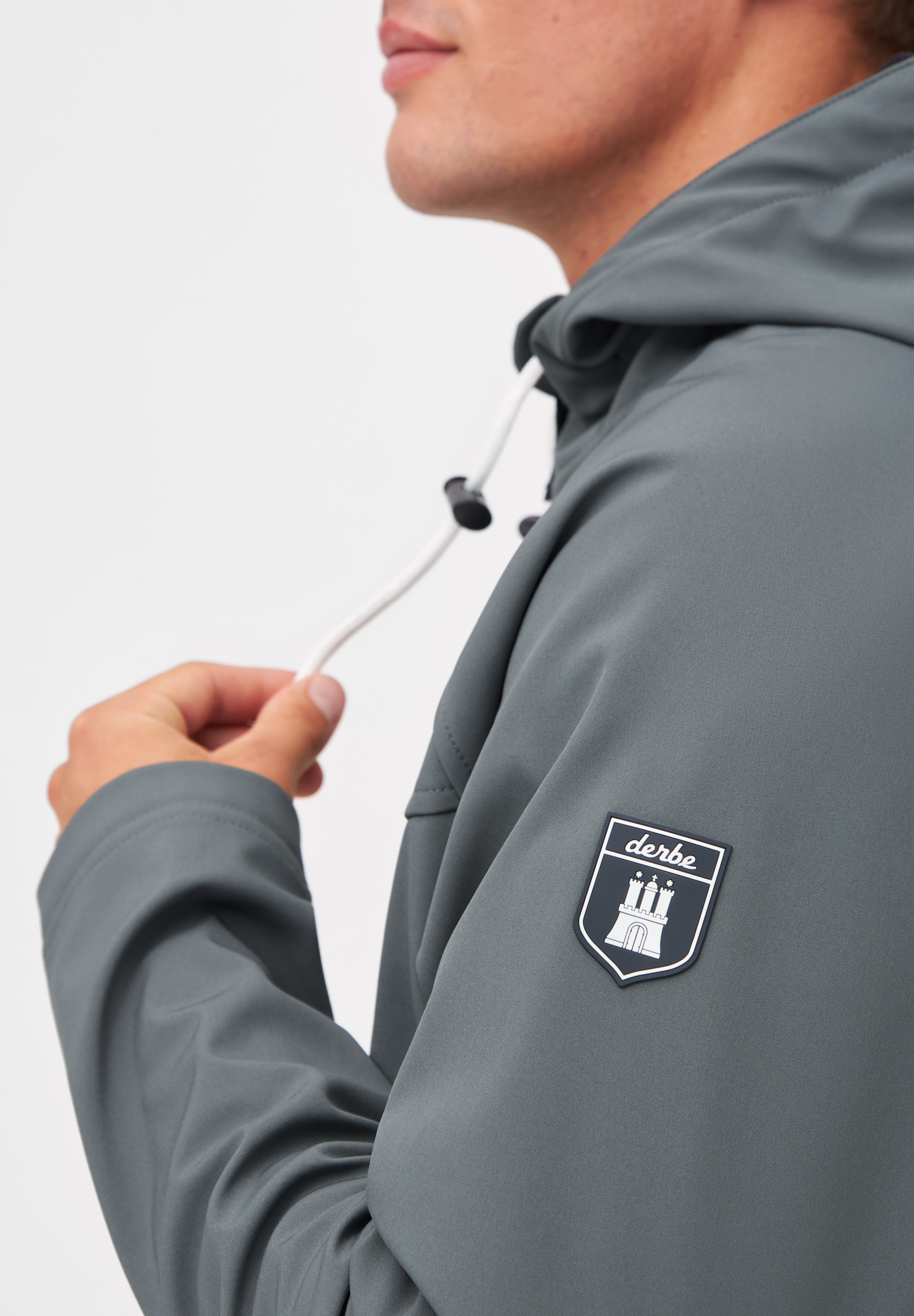 Derbe Softshelljacke »Isleby«, mit Kapuze, Wasserabweisend, winddicht, atmungsaktiv, wärmendes Fleece innen