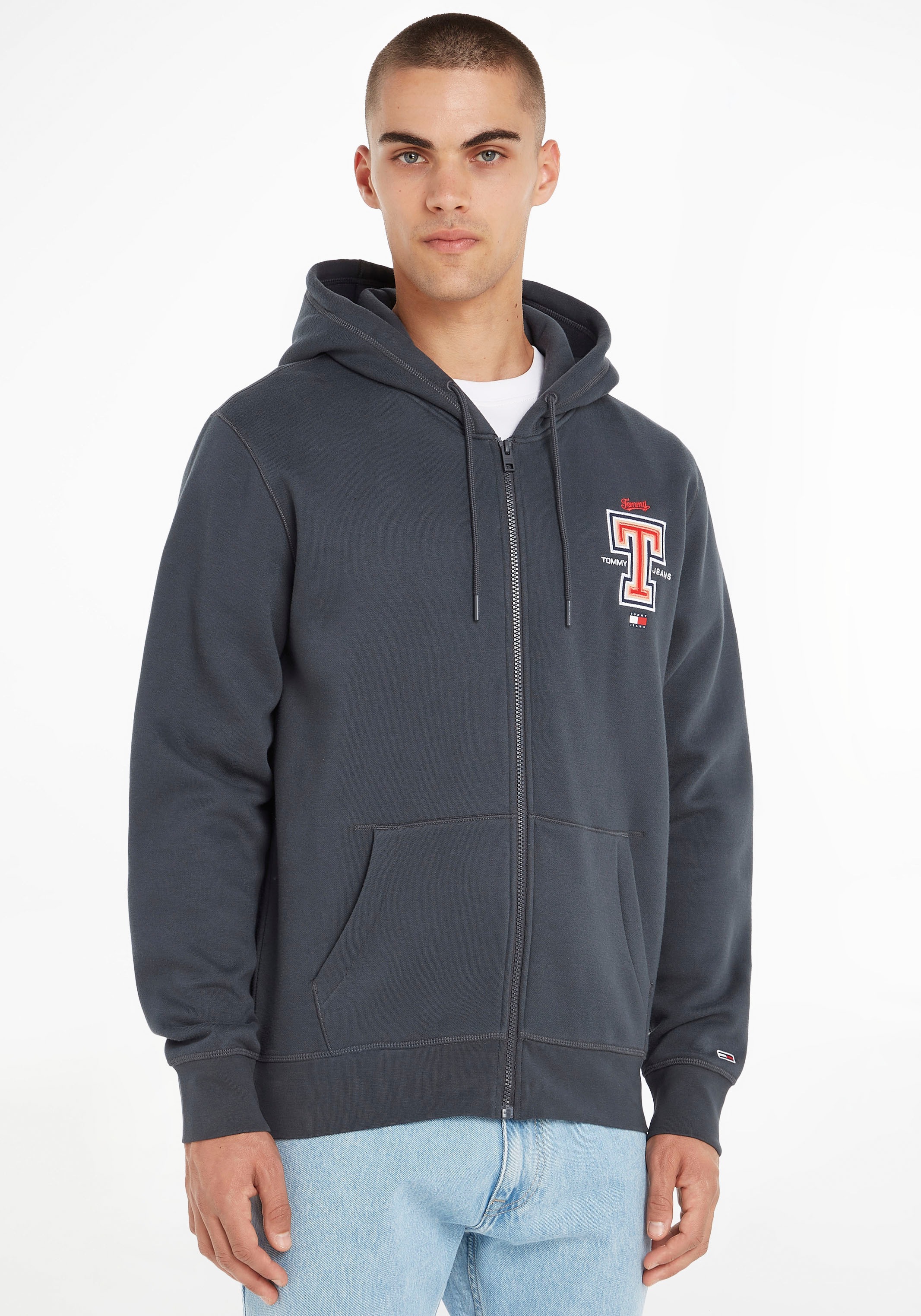 Tommy Jeans Kapuzensweatjacke »TJM REG MODERN SPORT T ZIPTHRU« mit großer Logostickerei hinten