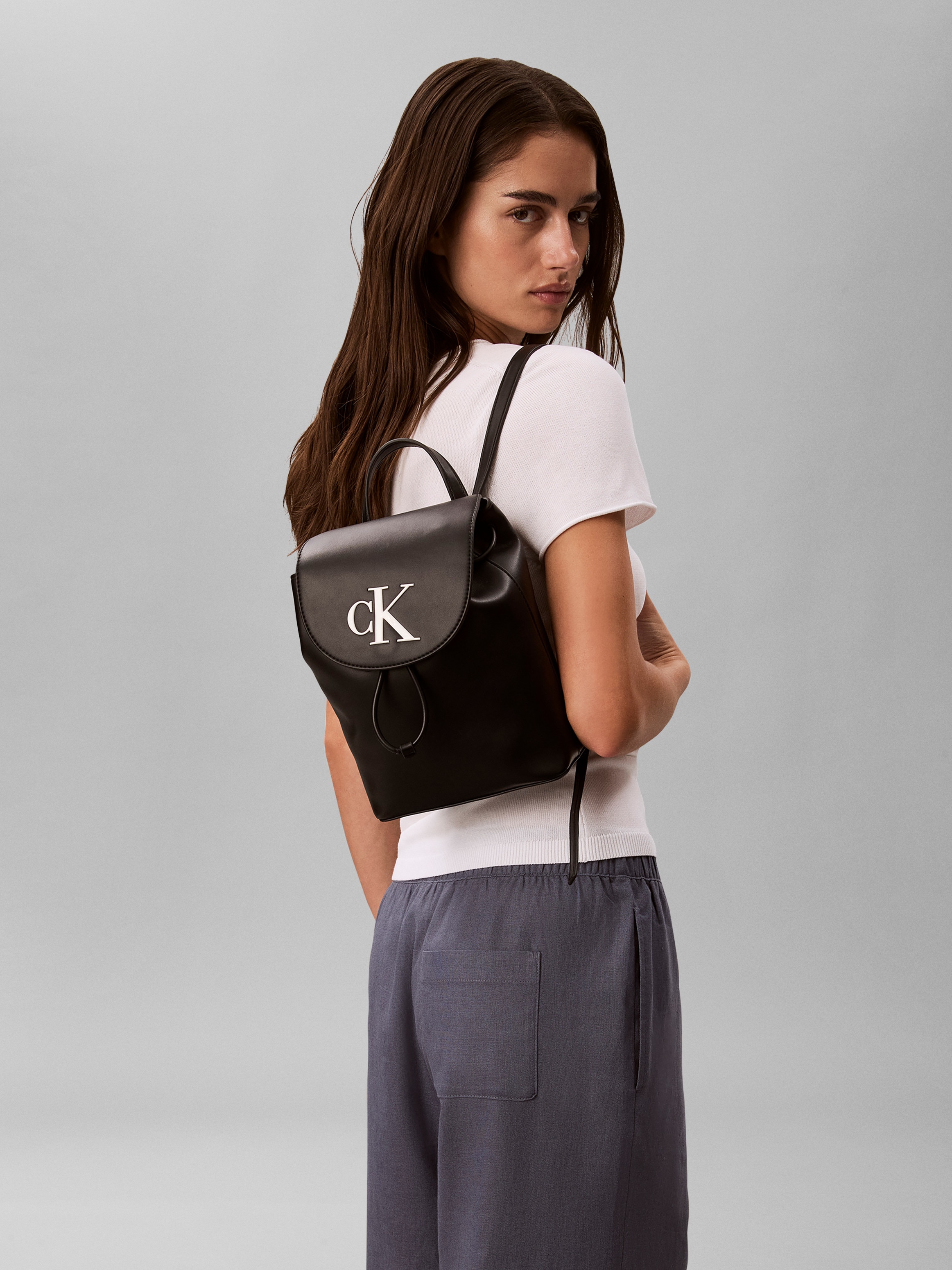 Calvin Klein Cityrucksack »BOLD CK FLAP MINI BACKPACK« Mini Rucksack, Kordelzug, Freizeitrucksack mit CK-Logo