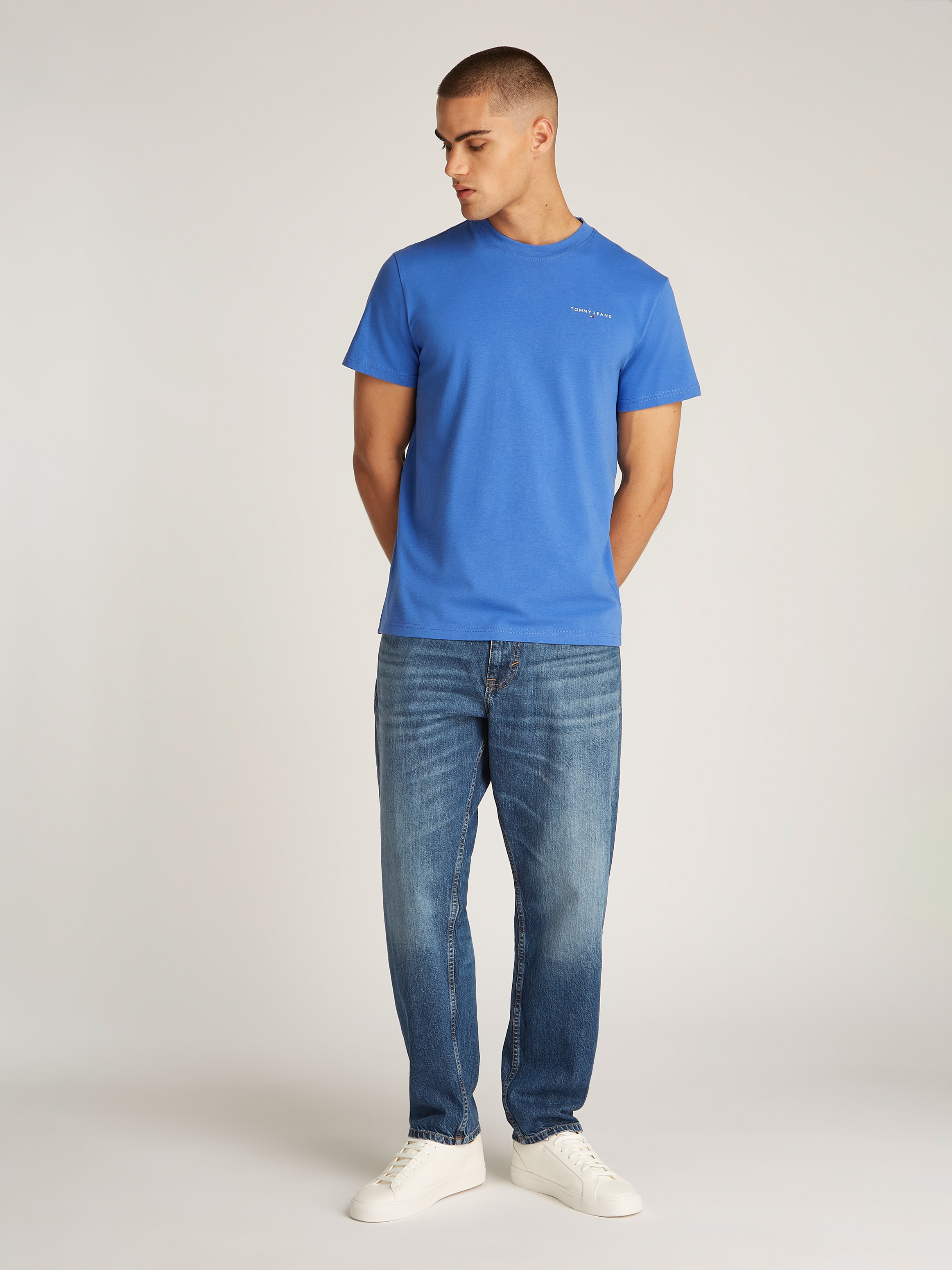 Tommy Jeans T-Shirt »TJM SLIM LINEAR CHEST SS TEE EXT«, mit Logodruck