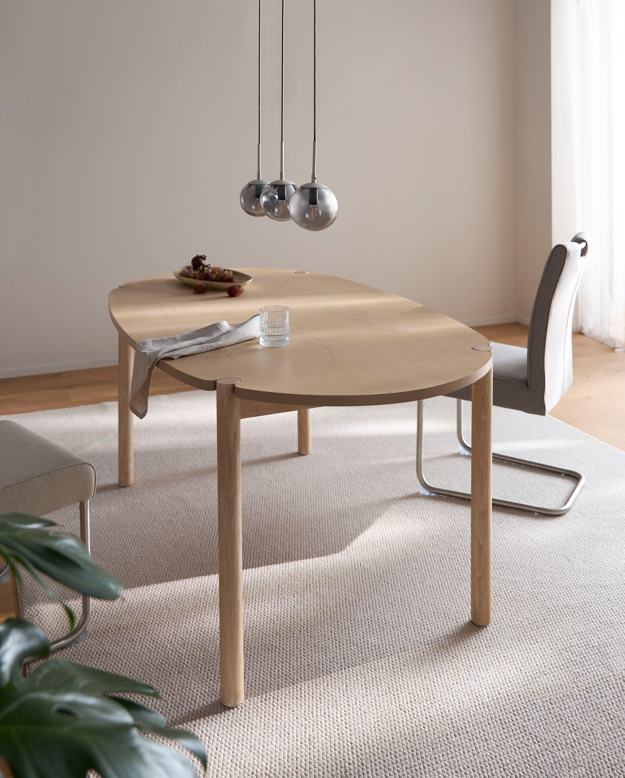 s.Oliver Esstisch »Illija« in ovaler Form, gefertigt aus Eschenholz und MDF mit Furnier