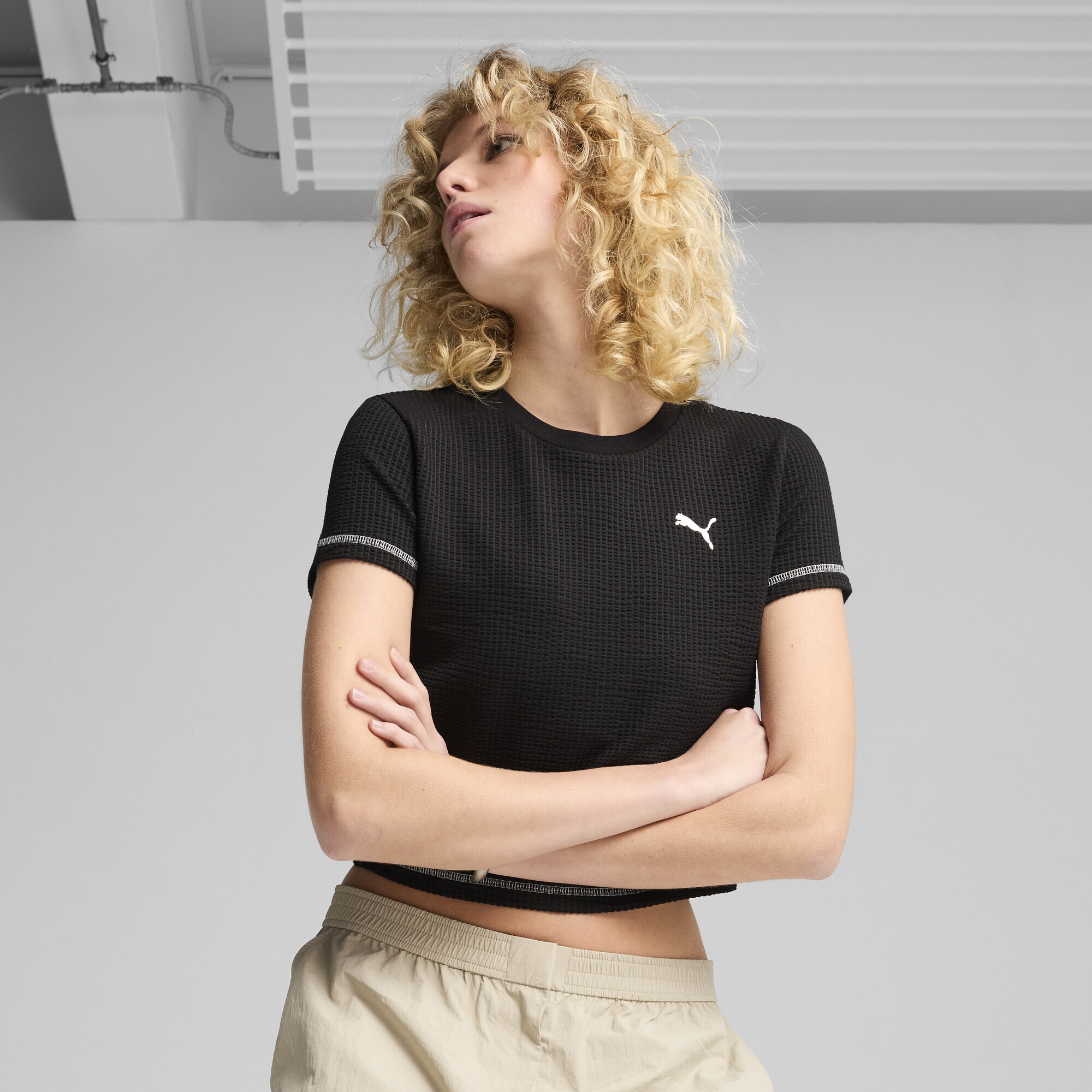 PUMA T-Shirt »DARE TO Kurzes figurbetontes T-Shirt aus strukturiertem Material«