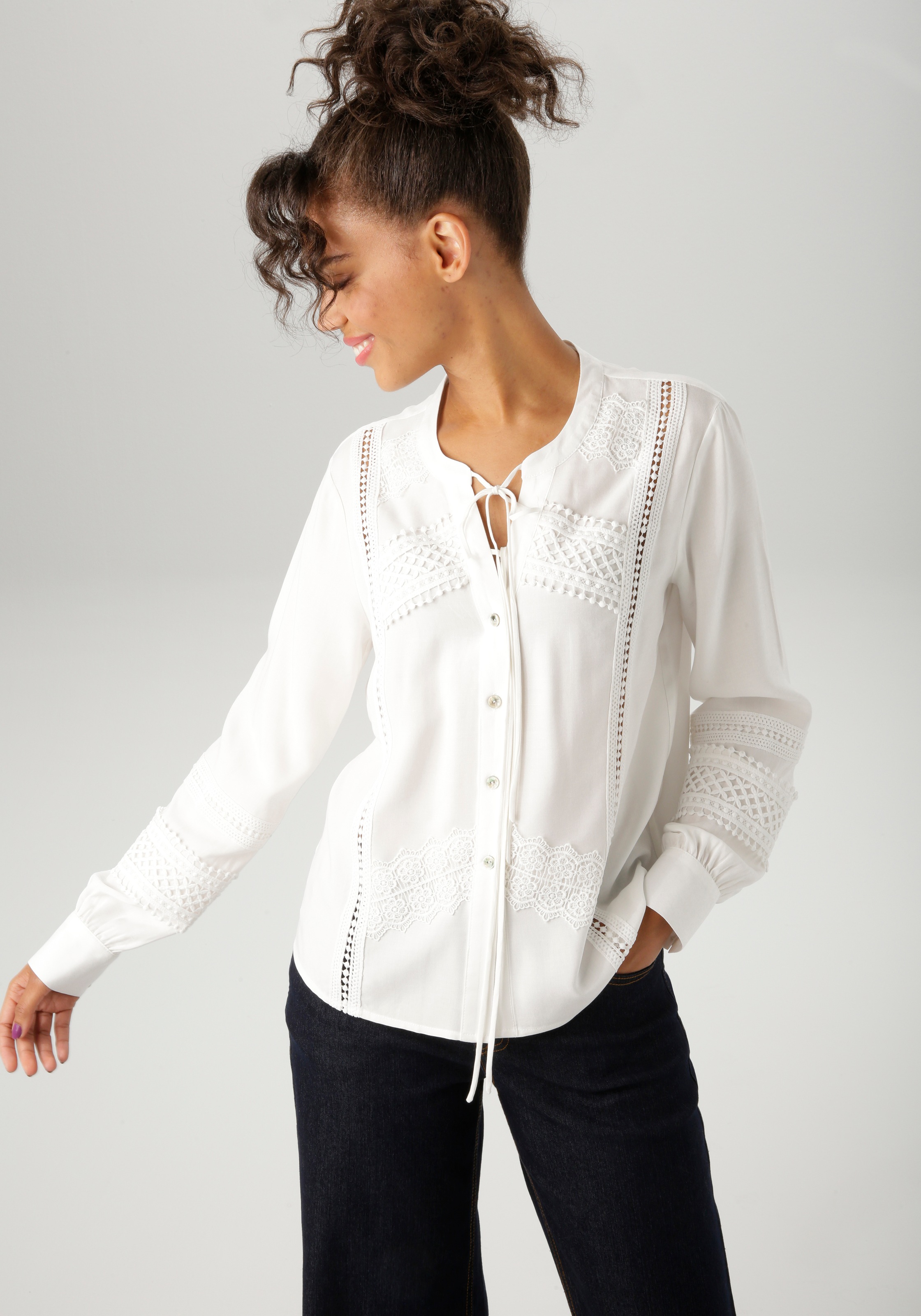 Aniston CASUAL Hemdbluse aufwändig mit verschiedenen Spitzen verziert günstig online kaufen