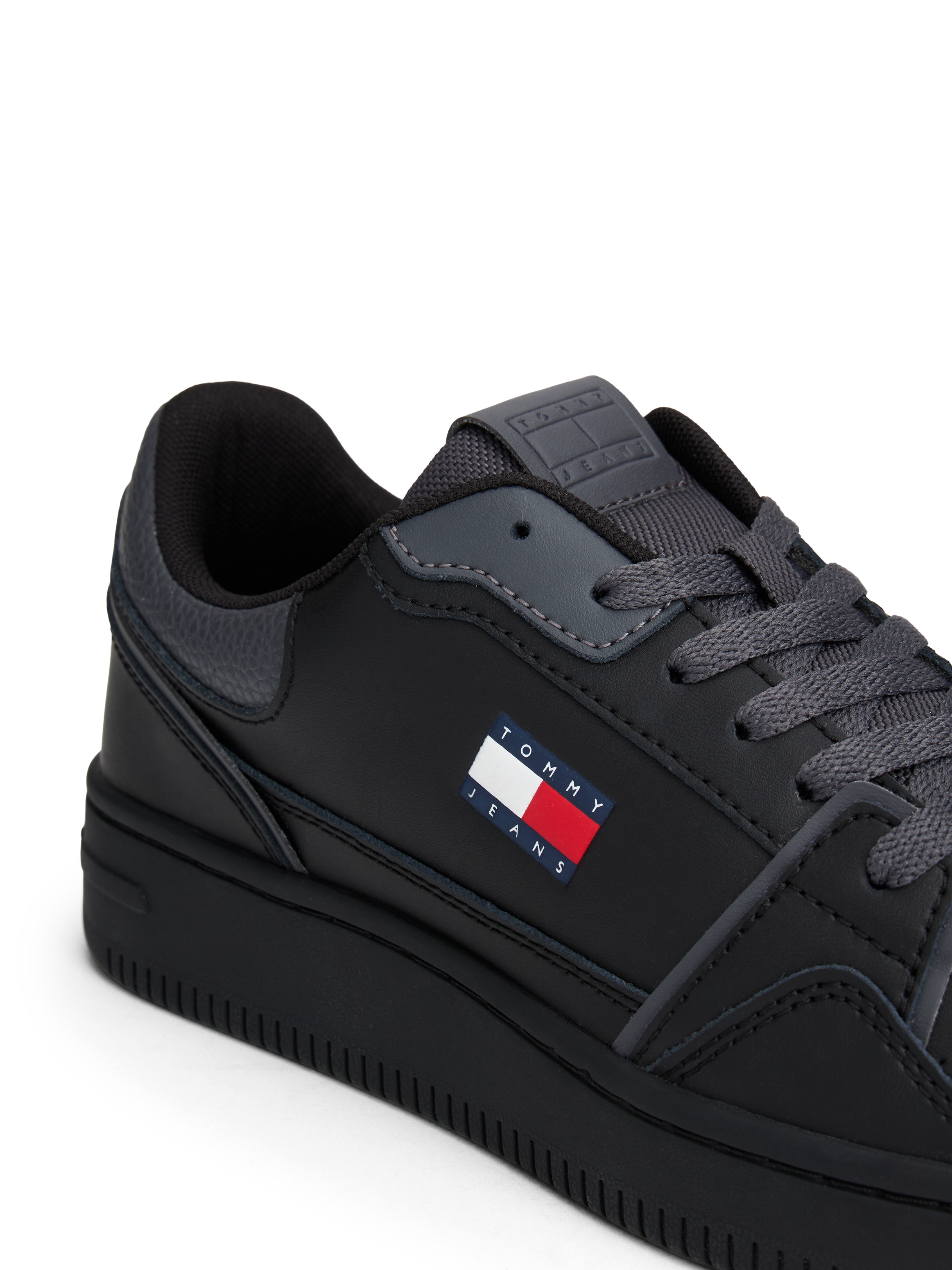Tommy Jeans Plateausneaker »TJW RETRO BASKET SNEAKER«, Freizeitschuh, Halbschuh, Schnürschuh mit geprägter Logoflagge