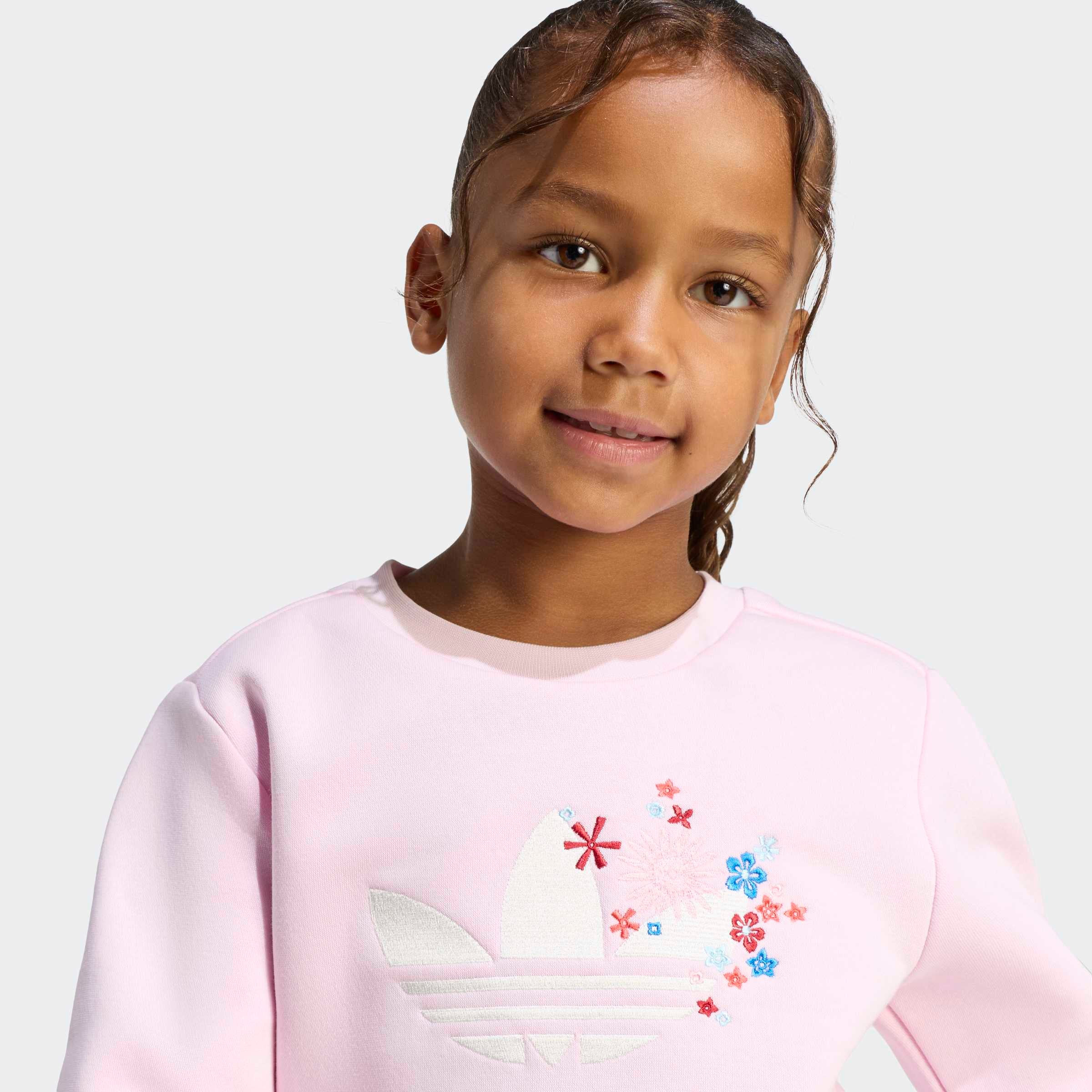 adidas Originals Trainingsanzug »ADIDAS ORIGINALS X LIBERTY LONDON SET MIT RUNDHALSAUSSCHNITT« 2 tlg.