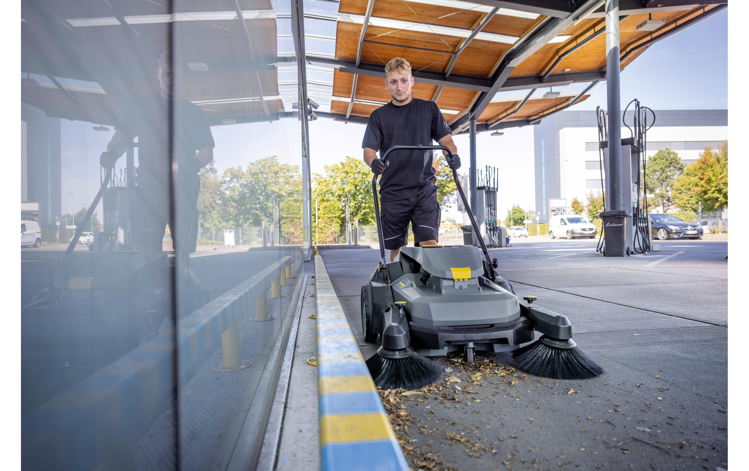 Kärcher Professional Handkehrmaschine »KM 70/25 C Bp 2SB«