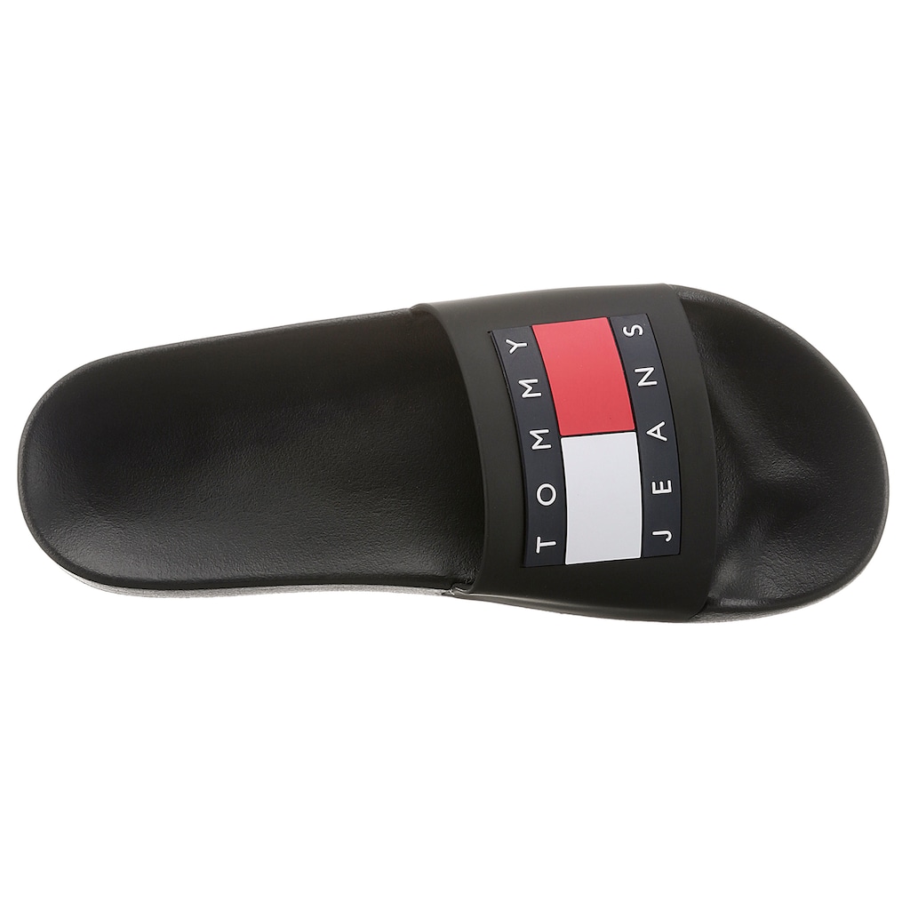 Tommy Jeans Pantolette »TOMMY JEANS FLAG POOL SLD ESS«, Sommerschuh, Schlappen mit farbiger Logoflagge