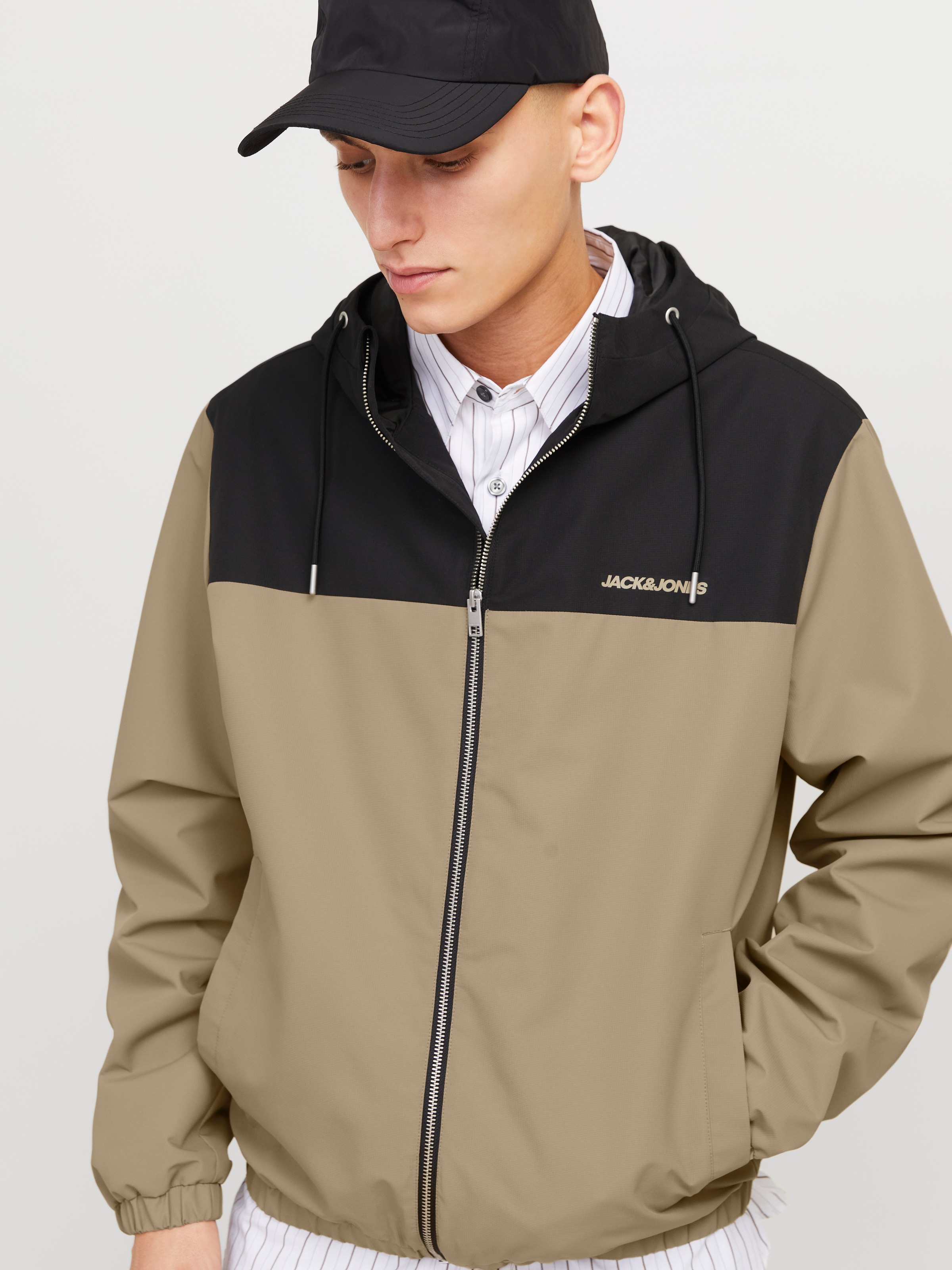 Jack & Jones Blouson »JJELEGACY LIGHT JACKET HOOD NOOS« mit Kapuze mit Logo Schriftzug