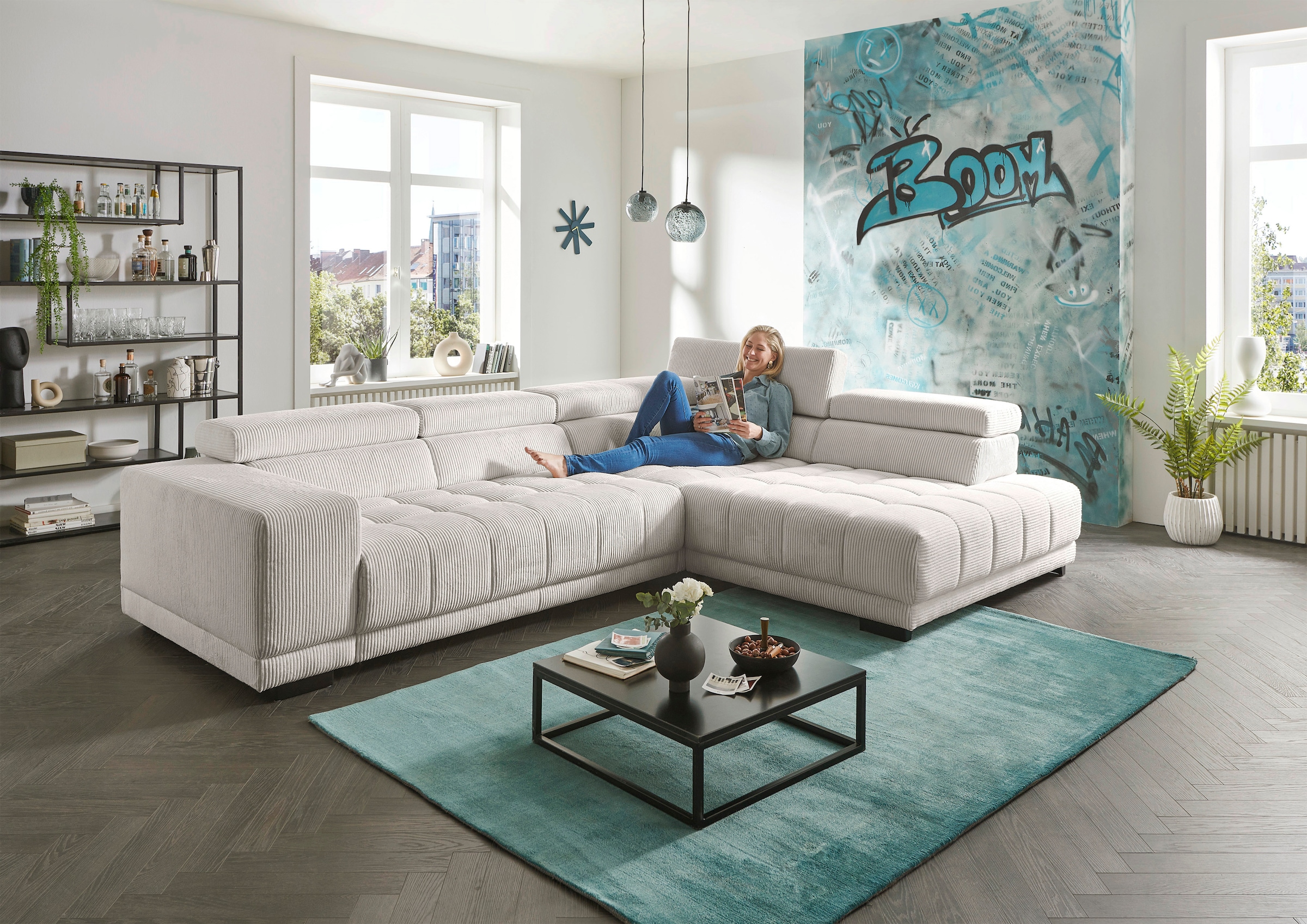Die PlanBar Ecksofa "MP-IN15053 L-Form breiter Schenkel" wahlweise mit Kopfteilverstellung und manueller Vorziehbank