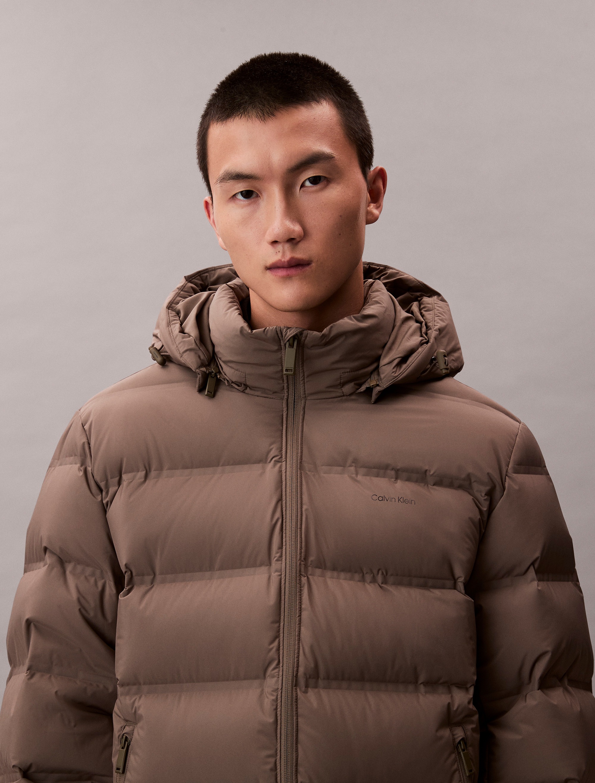 Thumbnail - Calvin Klein Steppjacke "LS QUILTED BONDED CHANNEL HD PUF" ohne Kapuze Mit Rundhalsausschnitt, regular fit