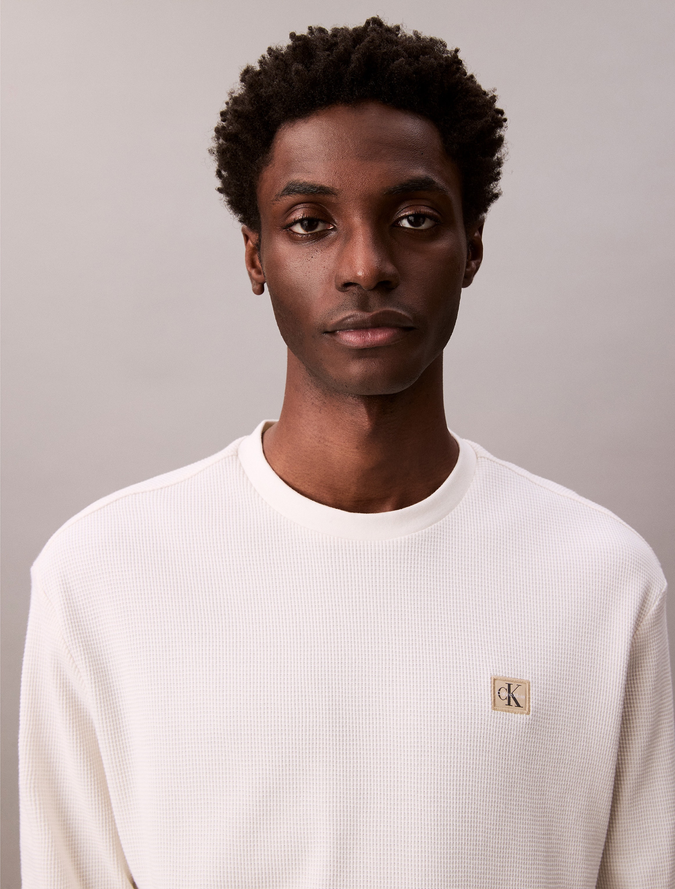 Calvin Klein Jeans Langarmshirt »LS WAFFLE BADGE CREWNK TEE«, Mit Rundhalsausschnitt