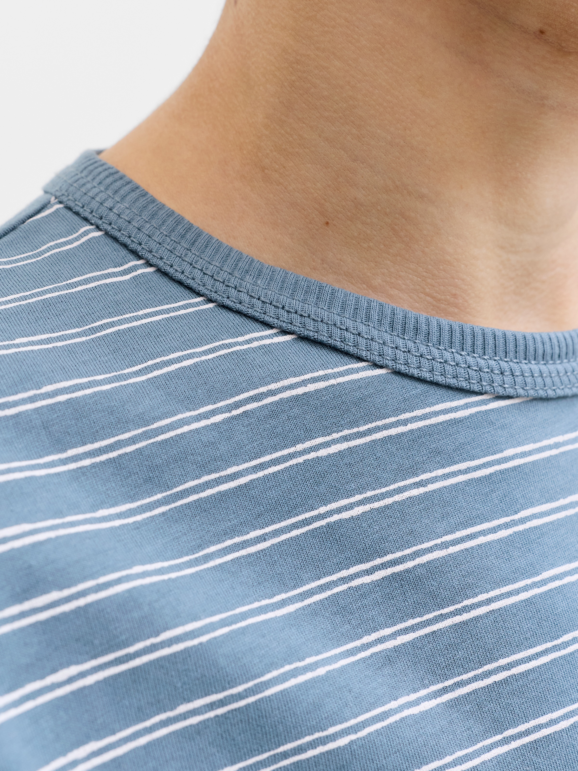 Jack & Jones Junior T-Shirt »JJDEVIN DAYTONA STRIPED TEE SS CN JNR« mit dezenter Logostickerei