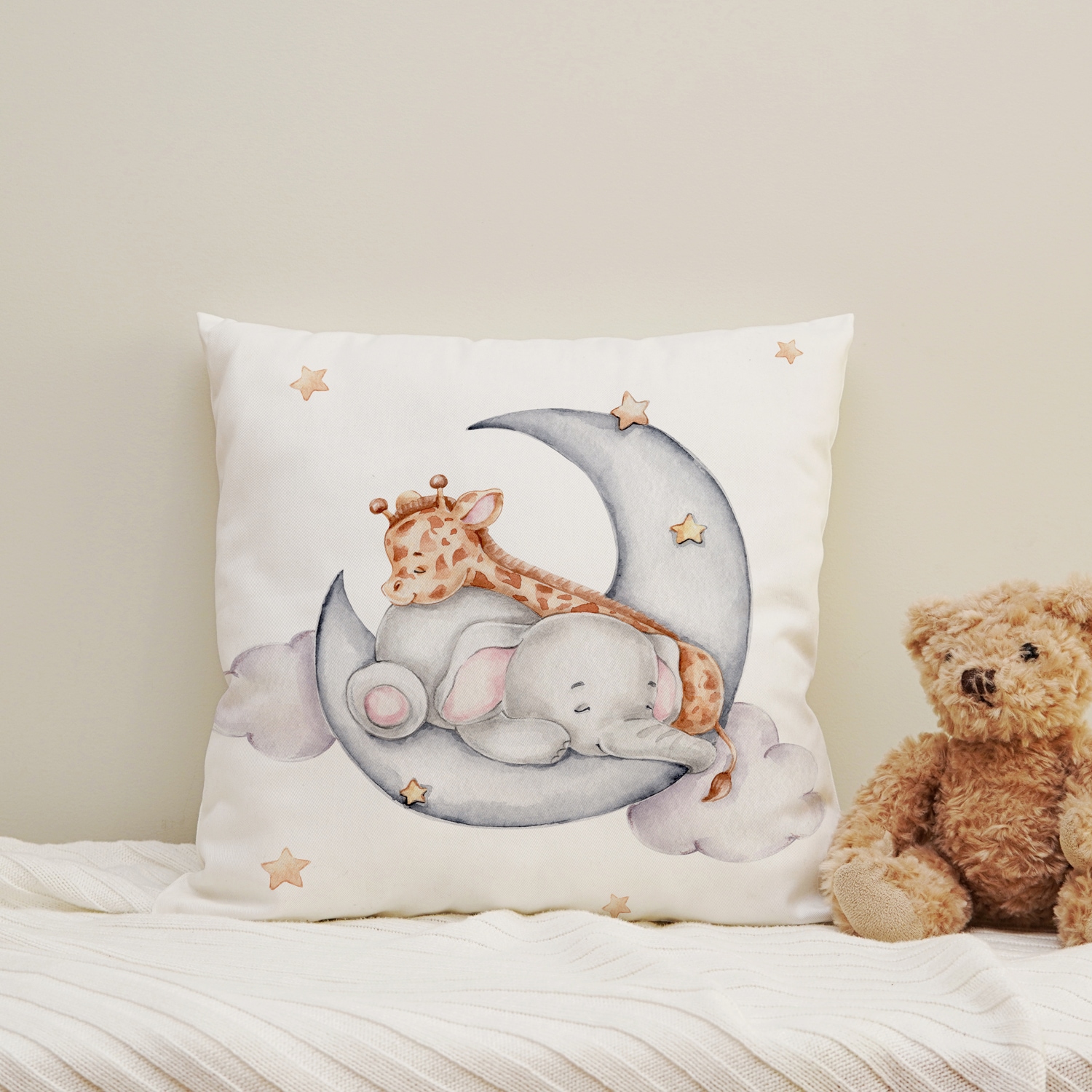 queence Dekokissen "Elefant und Giraffe auf Halbmond" Kissenhülle mit HD Premium Druck, geruchsneutral, 40x40cm