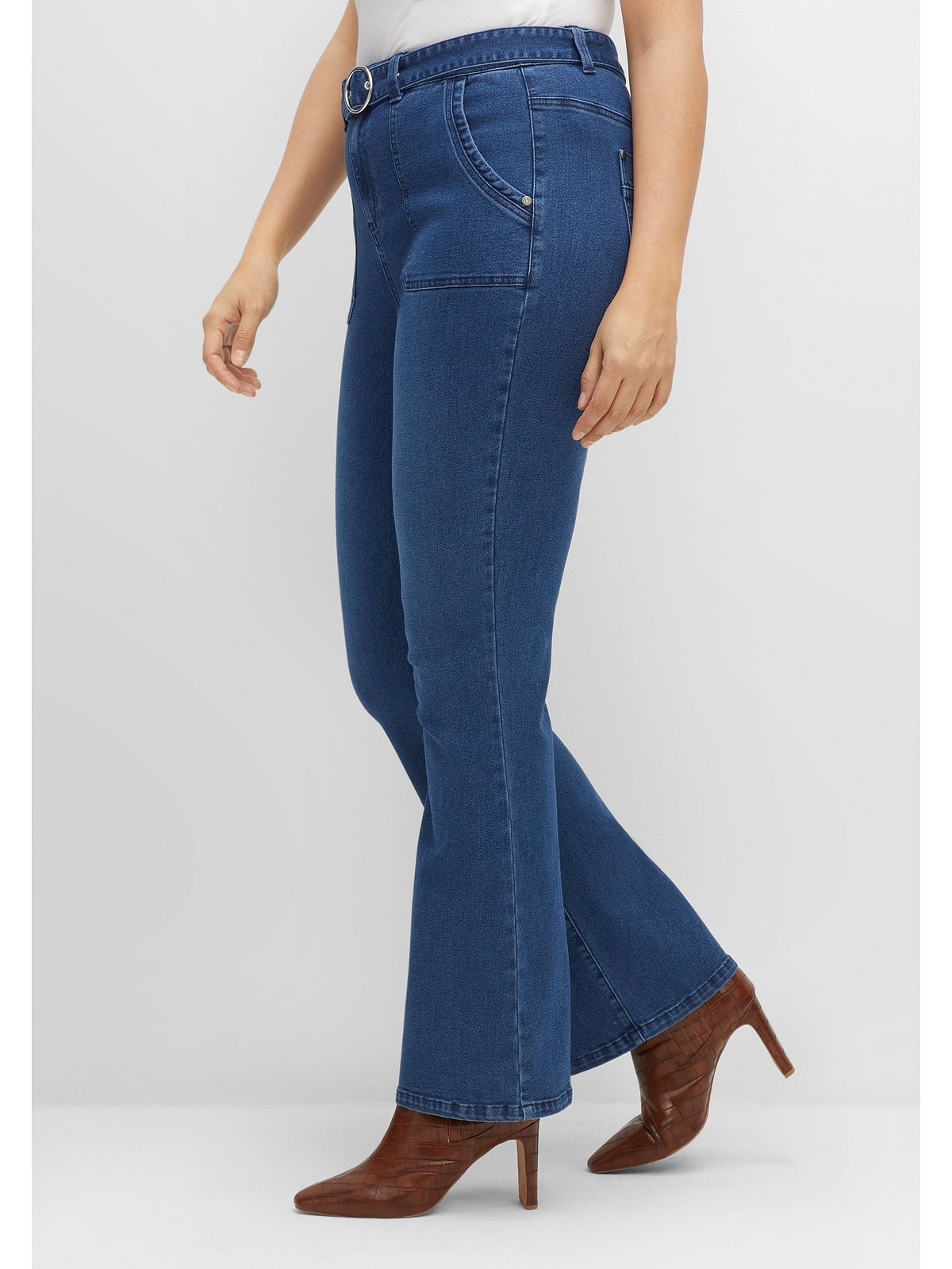 Sheego Bootcut-Jeans »Große Größen«, (Set), mit Stoffgürtel und markanten  Taschen online kaufen | BAUR