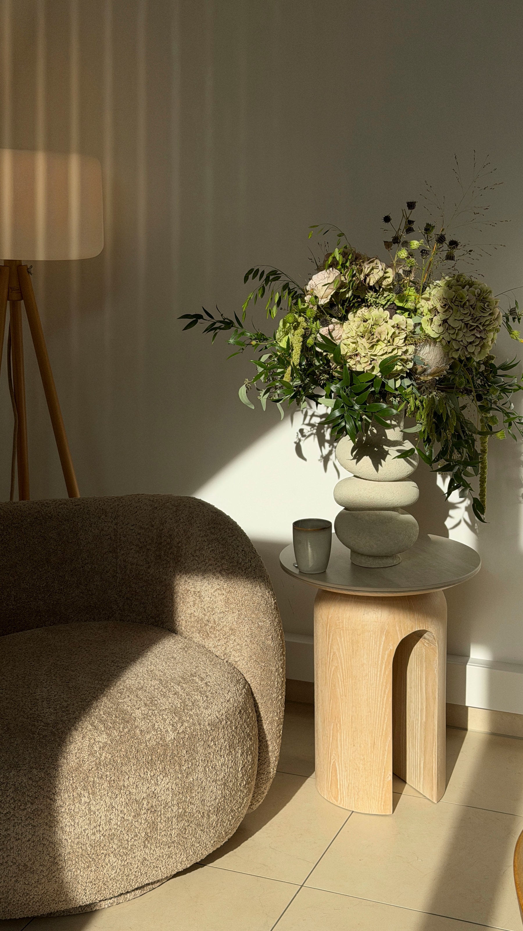 homsy by Ana Johnson Beistelltisch »Laysy« Holzdesign aus Esche, U-Form, Keramik Tischplatte, Breite 45 cm