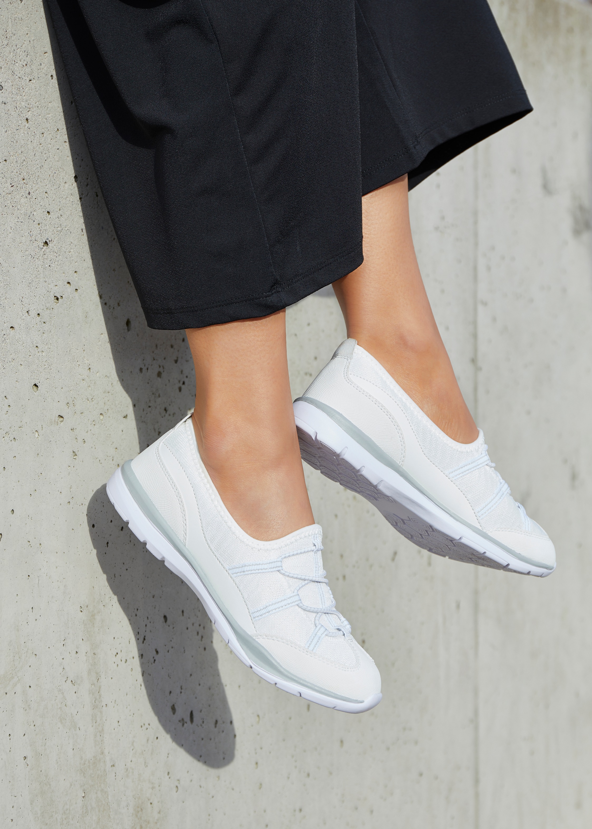 Sneaker LASCANA "Halbschuh, Freizeitschuh, Slipper, Slip-On-Sneaker", Damen, Gr. 43, grau (weiß, grau), Obermaterial: 50% Lederimitat, 50% Textilmaterial. Decksohle: 100% Textilmaterial. Futter: 100% Textilmaterial. Laufsohle: 100% Synthetik, Strukturmust 2