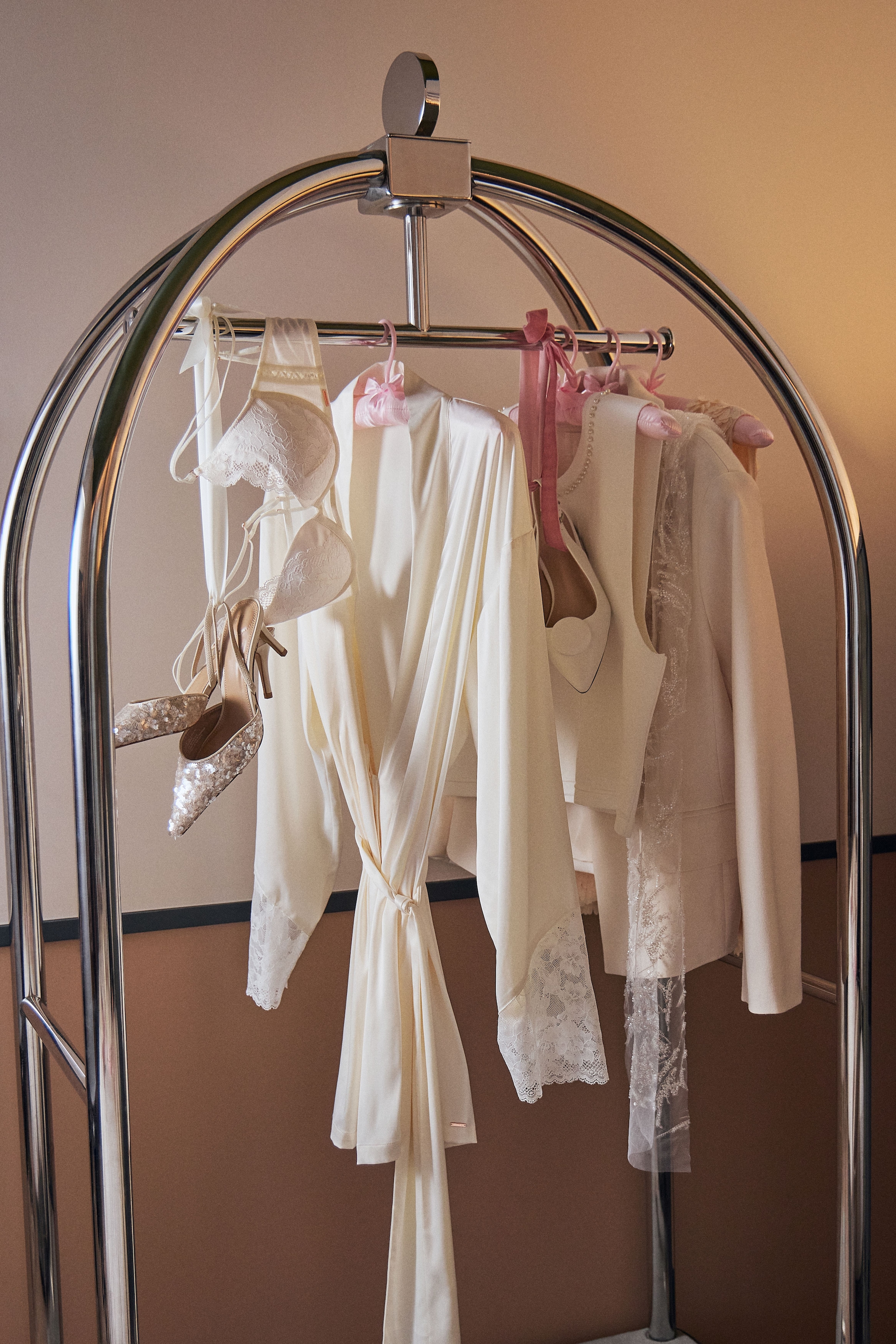 Dorina Bügel-BH »LYRA-SATIN«, weiche Spitze, leicht gefüttert, zarte Träger, Schnürdetails seitlich