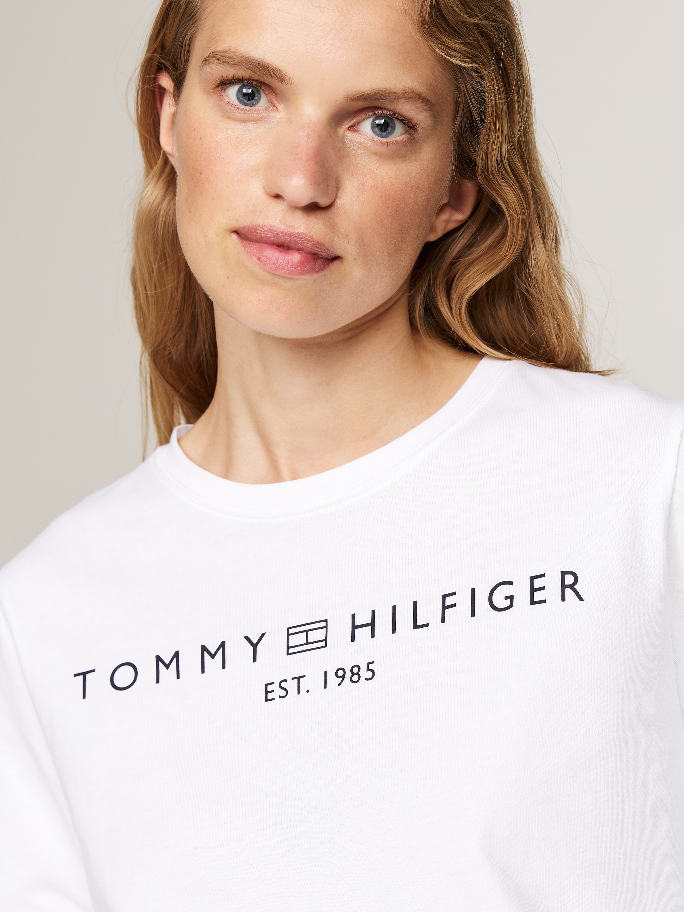 Tommy Hilfiger Langarmshirt »REG CORP LOGO C-NK LS«, mit Logoschriftzug