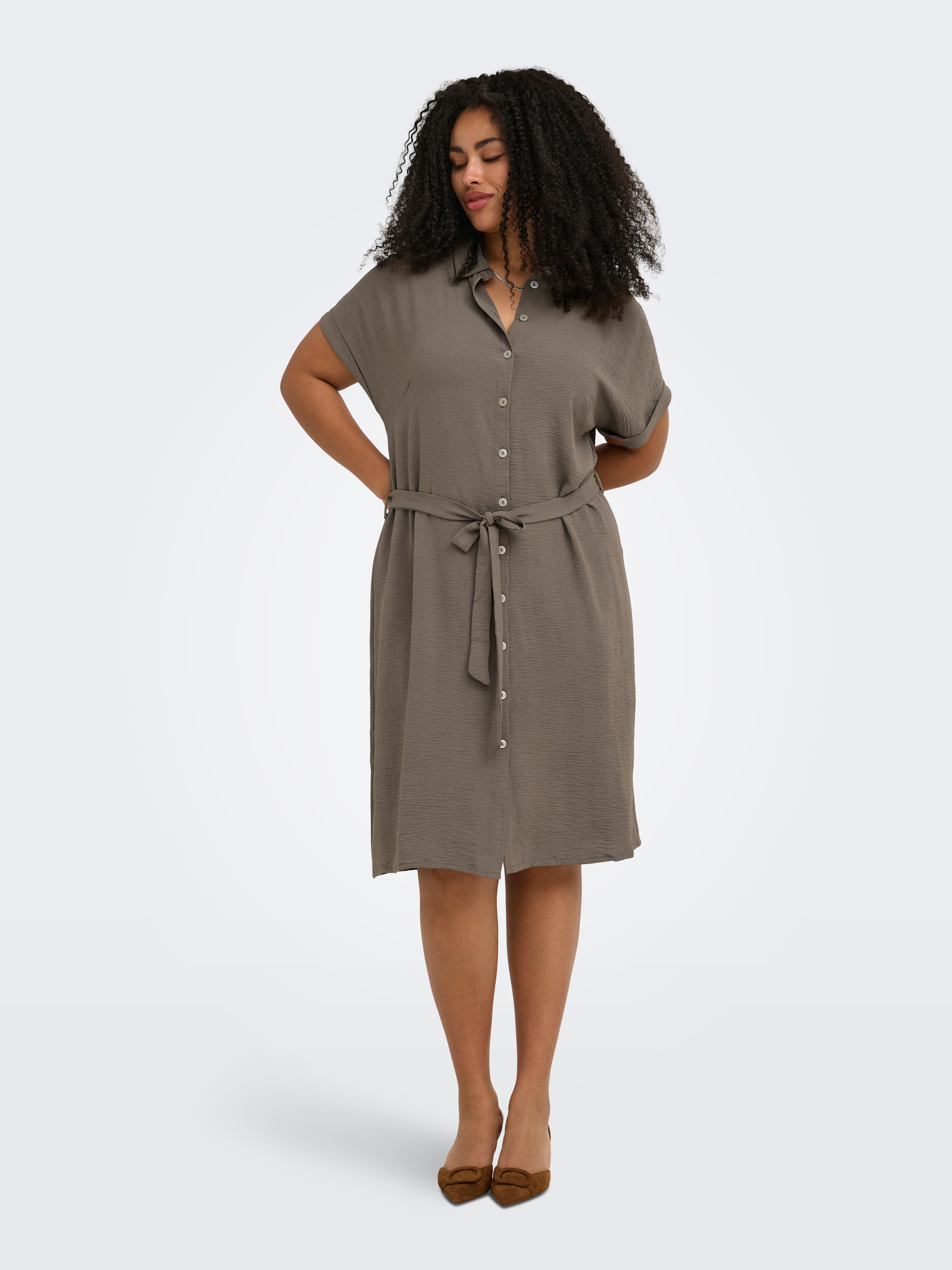 ONLY CARMAKOMA Hemdblusenkleid »CARMETTA S/S V-NECK SH DRESS WVN NOOS« Brusttasche Sommerkleid mit Kurzarm, Taillen-Bindegürtel, normaler Fit