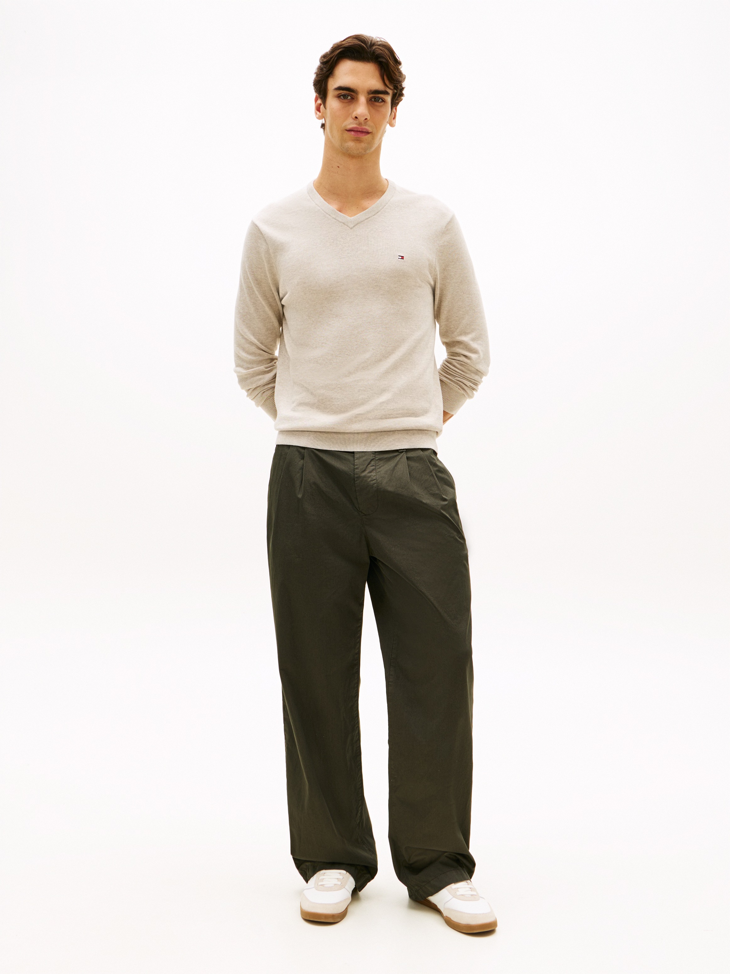 Thumbnail - Tommy Hilfiger Strickpullover "ESSENTIAL COTTON V NECK mit V-Ausschnitt und Stickerei" unifarben, casual, regular fit, B...