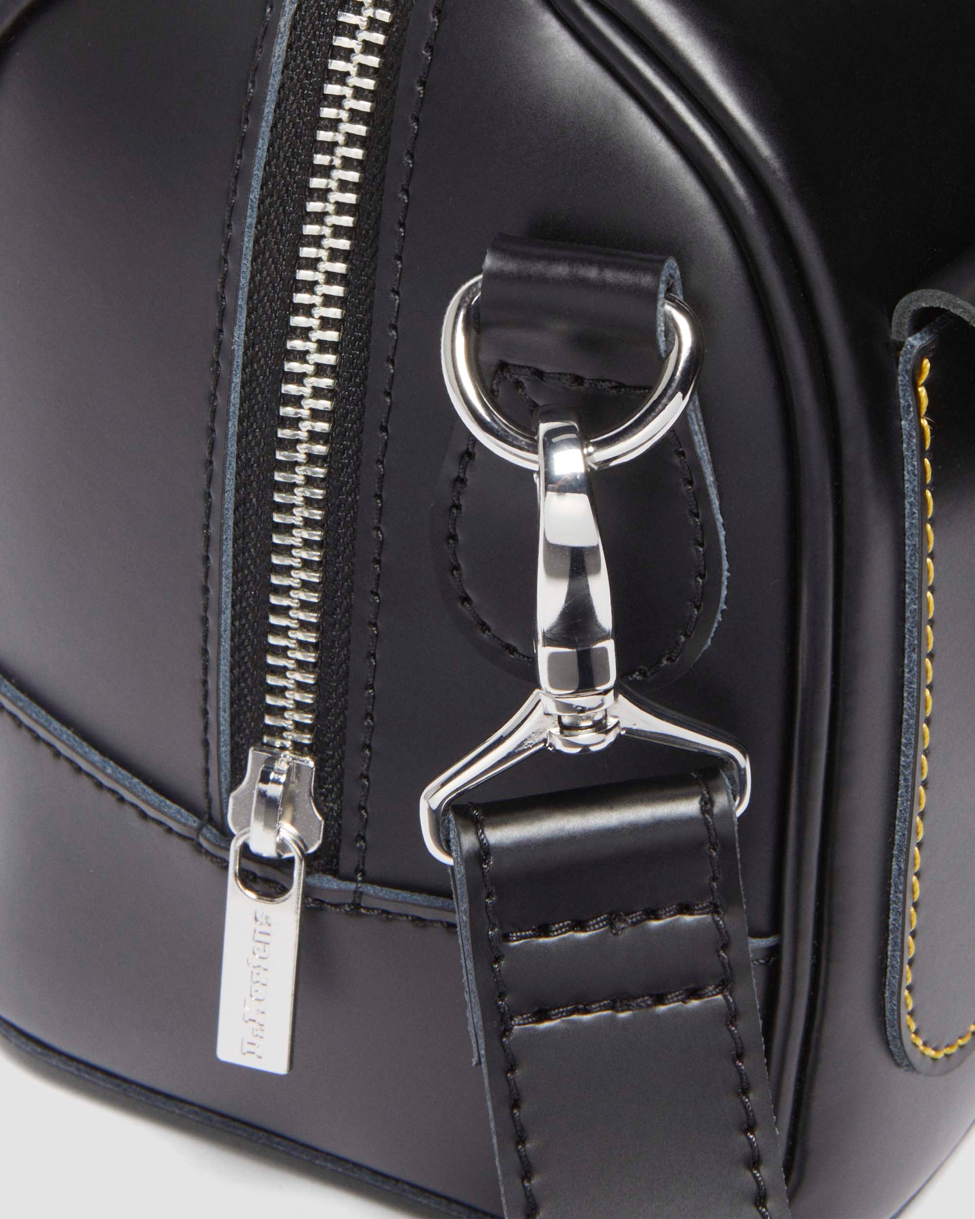 DR. MARTENS Henkeltasche Damen Handtasche, Umhängetasche mit edlem Logo-Schmuckelement