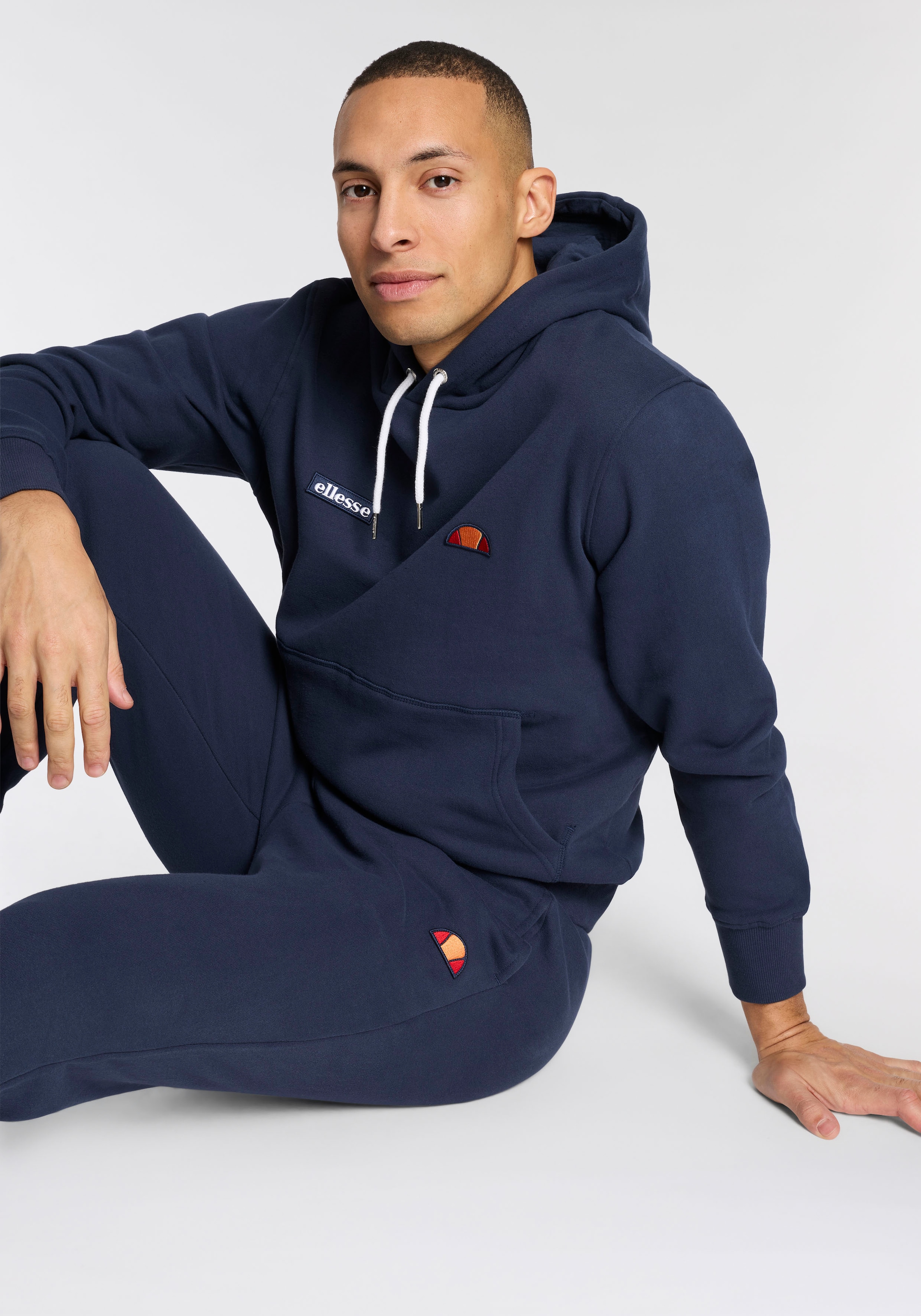 Ellesse Jogginganzug »TRACOTTA OH HOODY & JOG PANT SET« 1 Stk. für Erwachsene, aus Baumwolle und Polyester