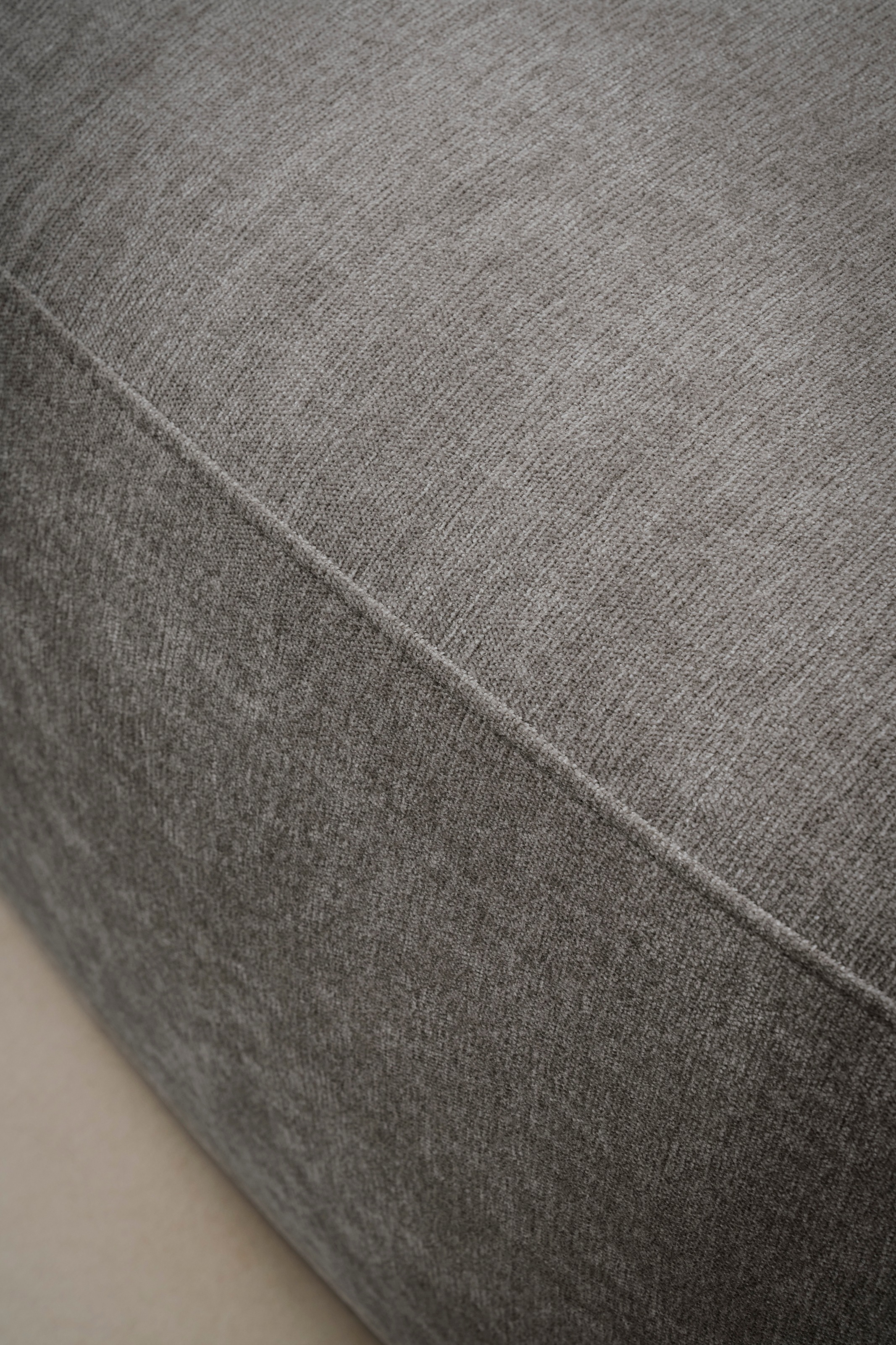 OTTO products 2,5-Sitzer »Kaarl, rundes Loungesofa, Sofa mit Kissen, perfekt gepolstert« Webstoff, in fünf Farben, zeitloses Design, inkl. 5 Rückenkissen