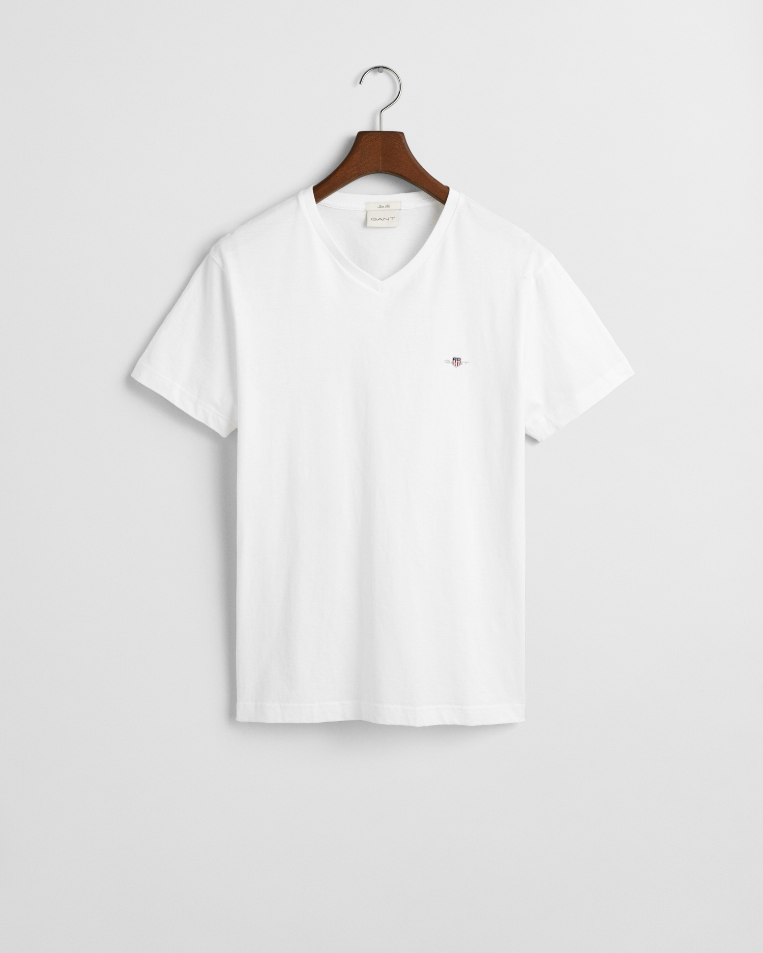 Gant T-Shirt »SLIM SHIELD V-NECK T-SHIRT«, mit einer kleinen Logostickerei auf der Brust