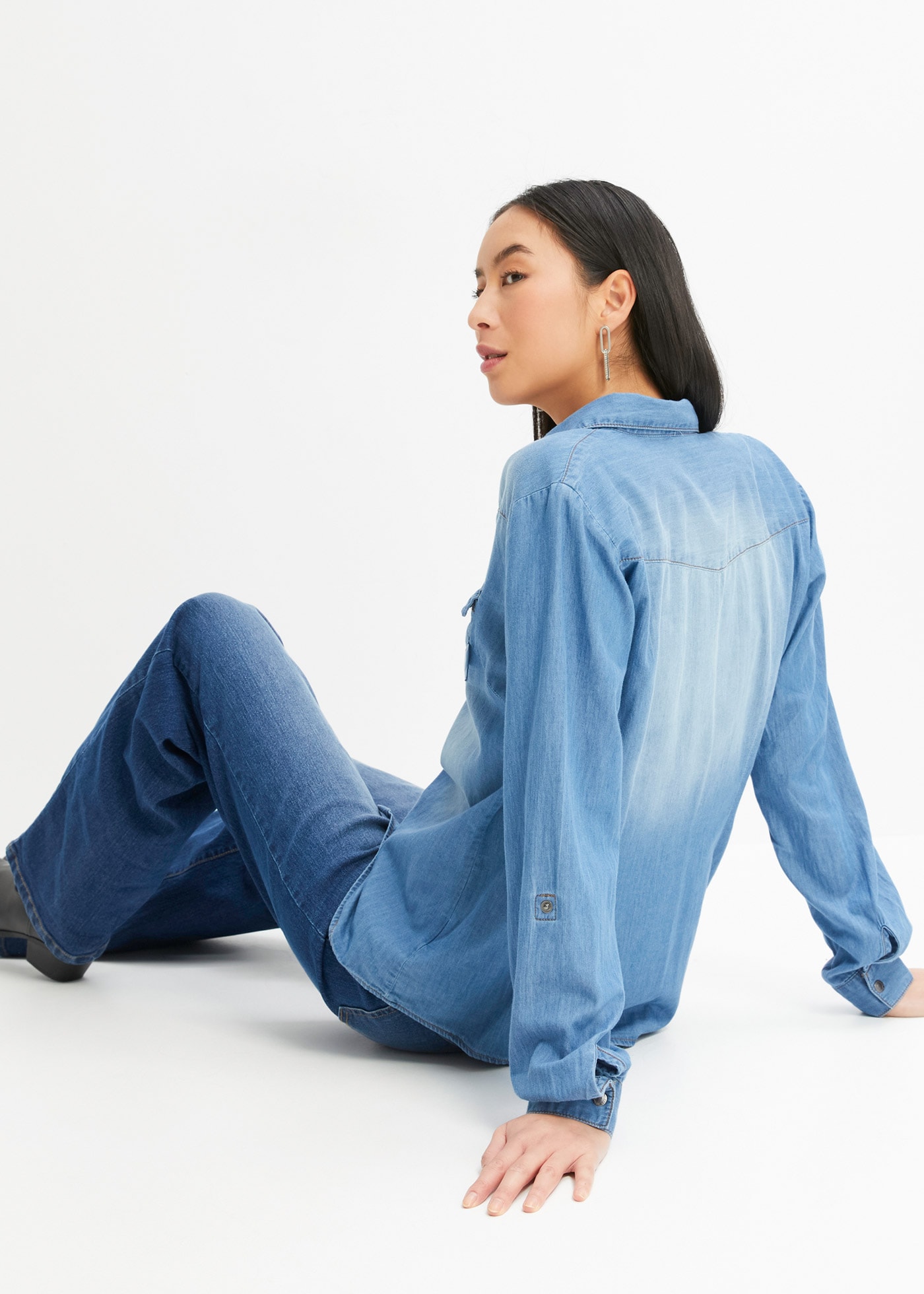 bonprix Jeansbluse »Jeansbluse mit Druckknöpfen, Langarm« mit Druckknöpfen und zwei Brusttaschen, schmal geschnitten