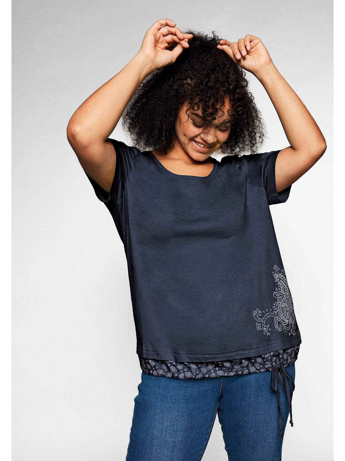 Sheego T-Shirt »Große in BAUR für | 2-in-1-Optik bestellen und mit Tunnelzug Größen«, Print